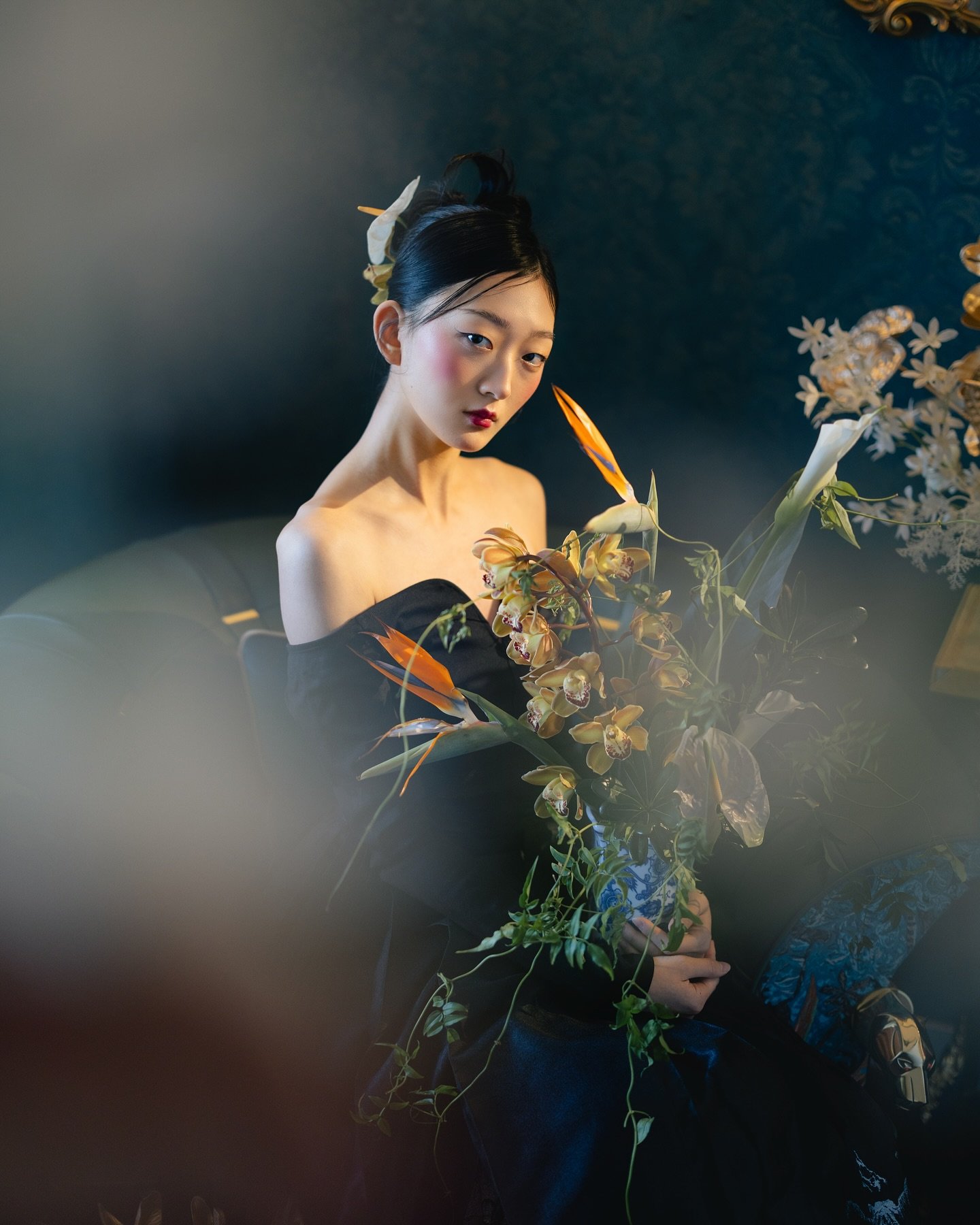 Cultural beauty brought to the forefront 🌸

Our talented HMUA @vvv_vivianlovesmakeup_vvv created a Chinese-inspired hair and makeup look, featuring delicate flowers for a refined touch. Her work enhanced the elegance and beauty of the model.

Our te