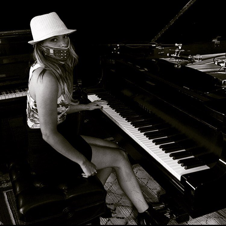 The masked pianist 
.
.
.
📸 @bandtrek 
#leleondakeys #blackandwhite #queenbees #ludwig #pianos #2020 #grandpiano #girlonpiano #dianakrall #lelerose #marthaargerich #femalepianist #beethoven #chopin #tchaikovsky #yujawang