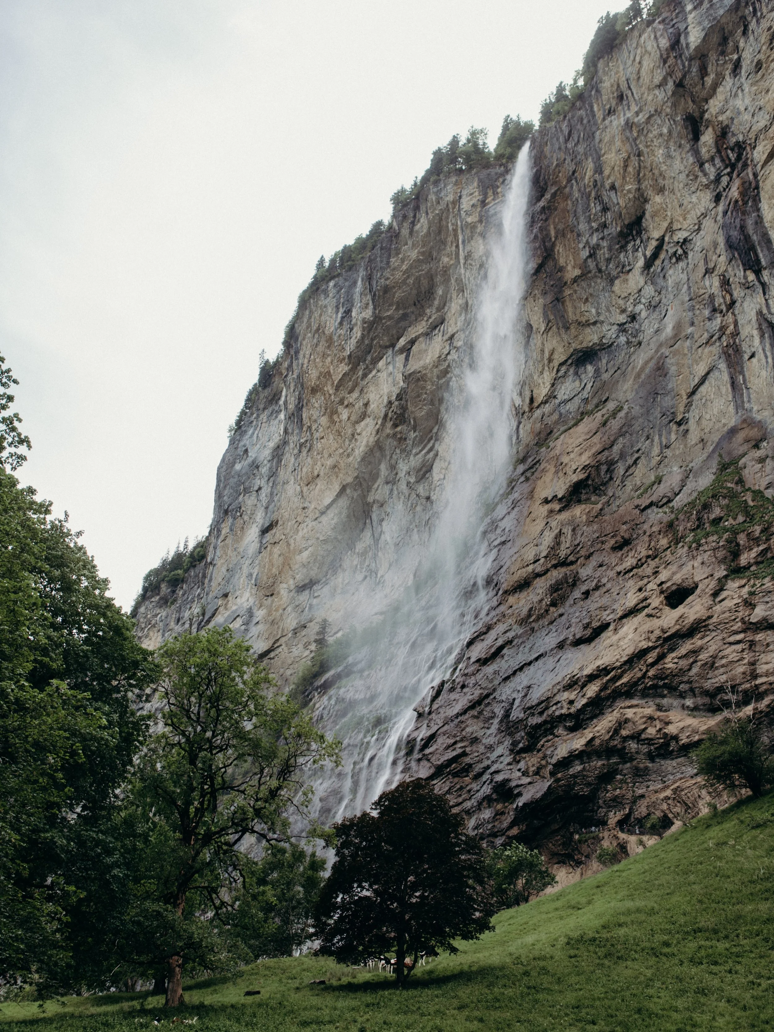 Next stop 📍 Staubbachfall, Lauterbrunnen, Switzerland 
These towns down in the valleys have these incredible waterfalls all around! Cool!
