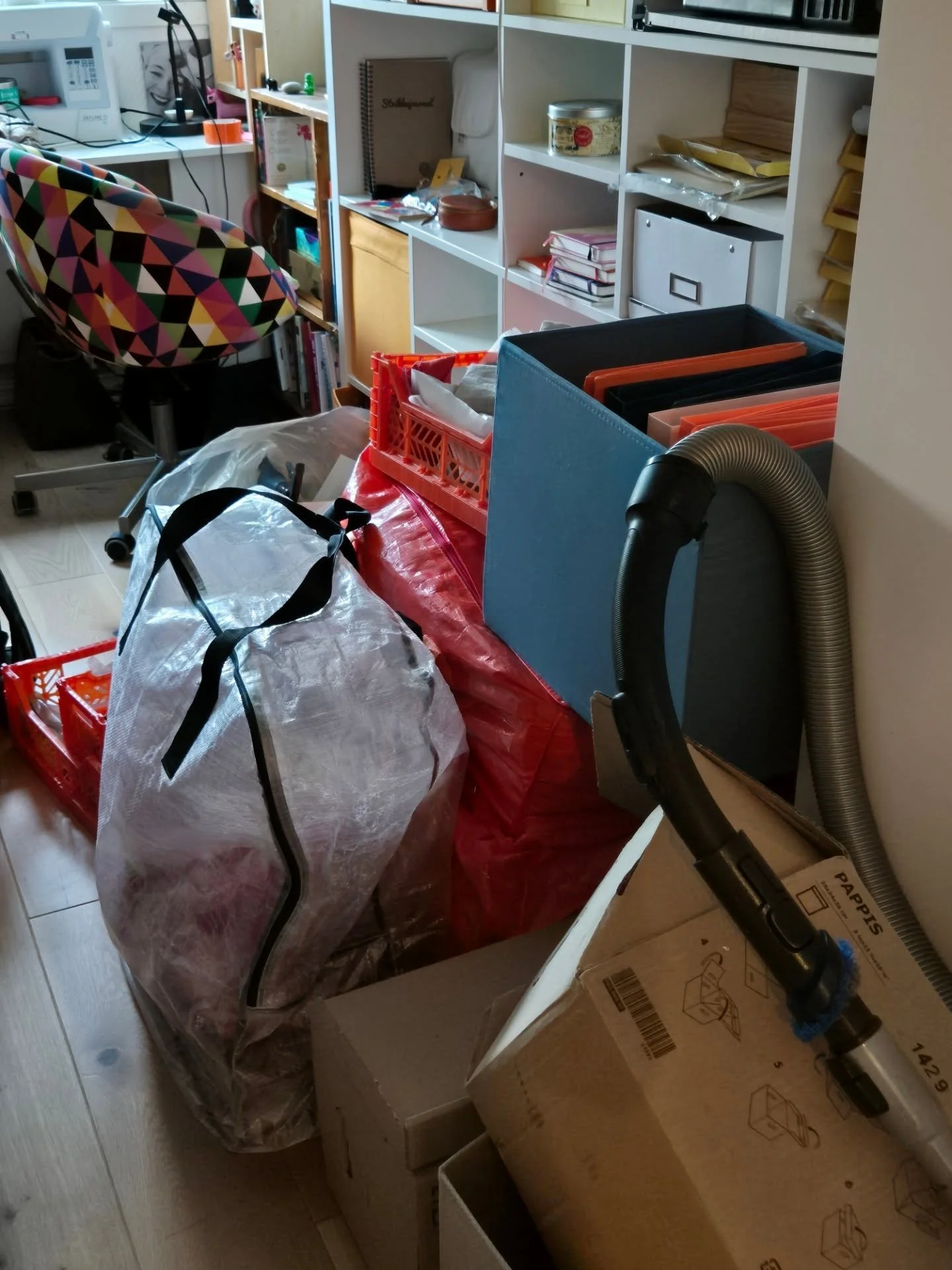 OPPUSSINGSKAOS

Jeg holde p&aring; &aring; rydde og pakke ned arbeidsrommet mitt, vi pusser opp gjesterommet som ogs&aring; skal f&aring; varelager inn, og etter sommerferien skal vi ogs&aring; pusse opp arbeidsrommet mitt, s&aring; akkurat n&aring; 