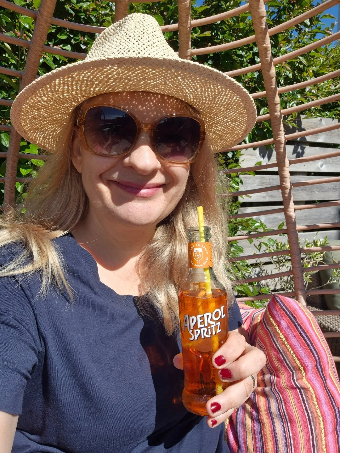 S&aring;nn ser alts&aring; ei superglad jente som akkurat har starta sommerferien ut ☀️🤗😎🍹

N&aring; skal jeg bare slappe av i sola p&aring; verandaen litt, og s&aring; pakke, klar til &aring; reise til Costa de la Hytta i morra 🤗☀️🌊

Husk at hv