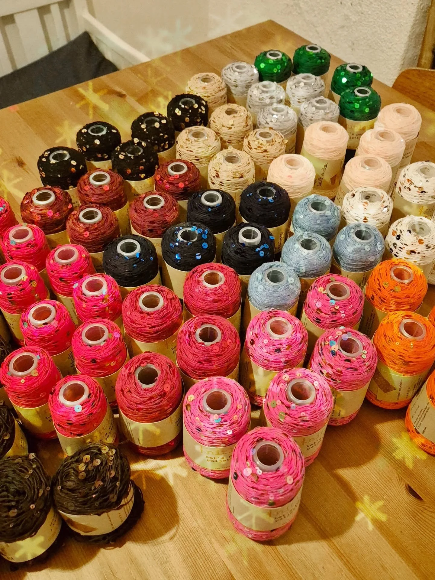 Jeg tar med paljettgarn i mange lekre farger p&aring; @trd_strikk p&aring; Havet i morra 🤗✨
Og selvf&oslash;lgelig alt anna Knitlove st&aelig;sj og strikkepinneoppbevaring, pluss et par andre ting 🤗
Her blir det masse fint b&aring;de til f&oslash;r