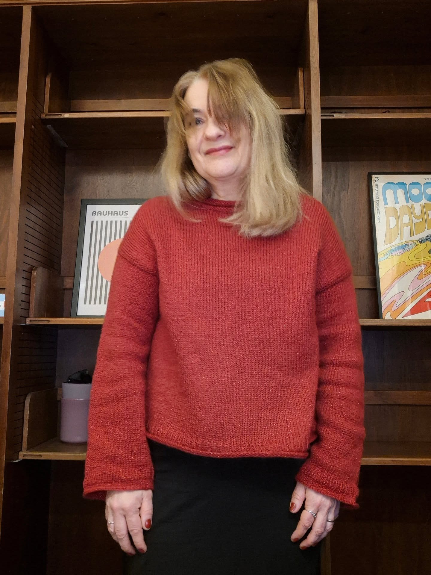 Da fikk jeg eeendeliig festa ferdig tr&aring;dene p&aring; denne 🤗✨❤️
Vi skulle ut p&aring; f&oslash;rjulslunsj p&aring; jobben i dag s&aring; da passa det bra med en glitrende juler&oslash;d genser.
Myk og deilig er den ogs&aring; 🤗
Fotoshoot i kr