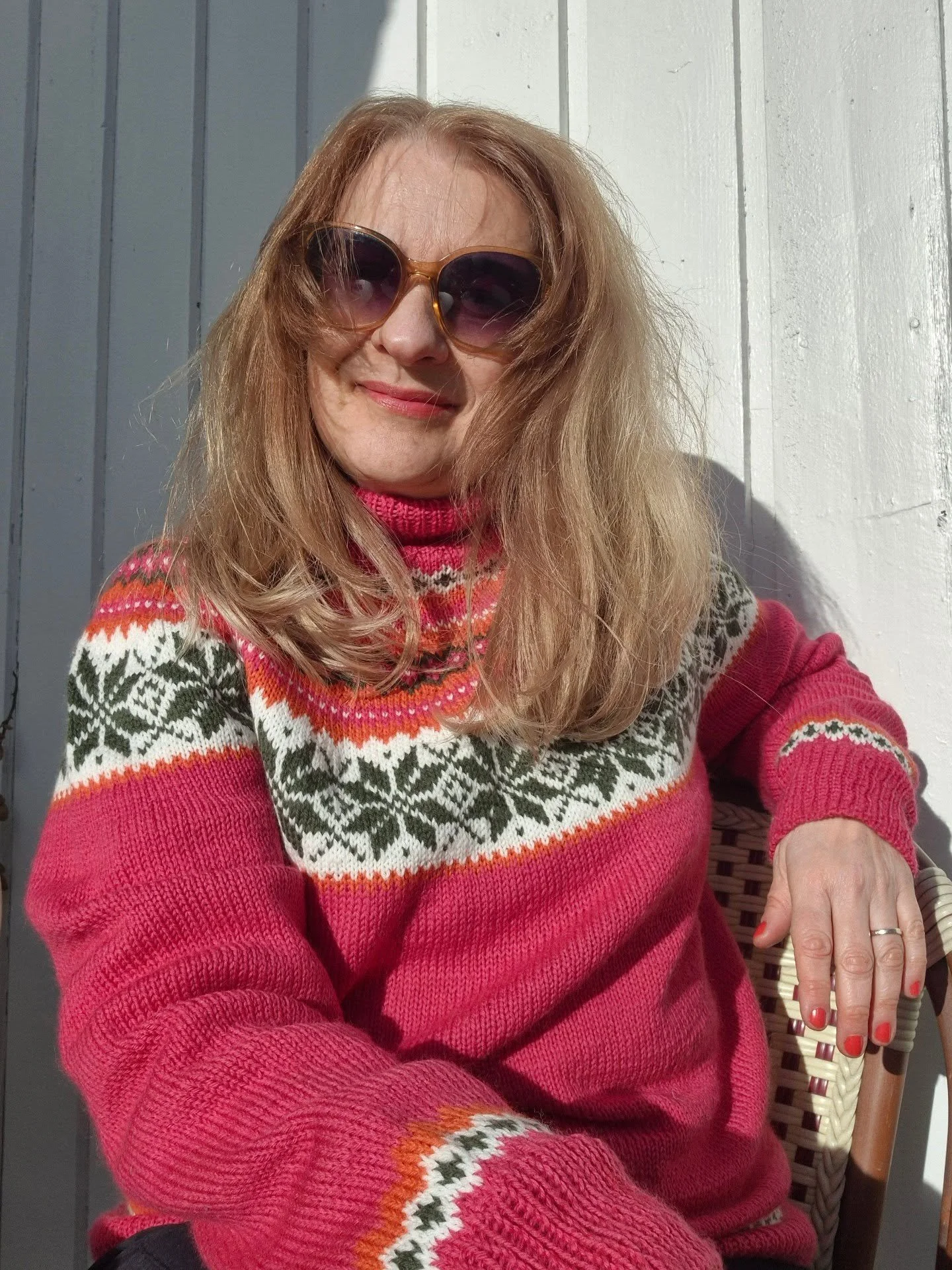 Masse ting som gj&oslash;r meg glad i dag 🤗☀️🩷🧡
Det &aring; v&aring;kne tidlig p&aring; morran til bl&aring; himmel og se utem&oslash;blene p&aring; verandaen pakka ut av presseninga, blir ferdig med turgenseren, drikke kaffe ute i utekaf&eacute;k