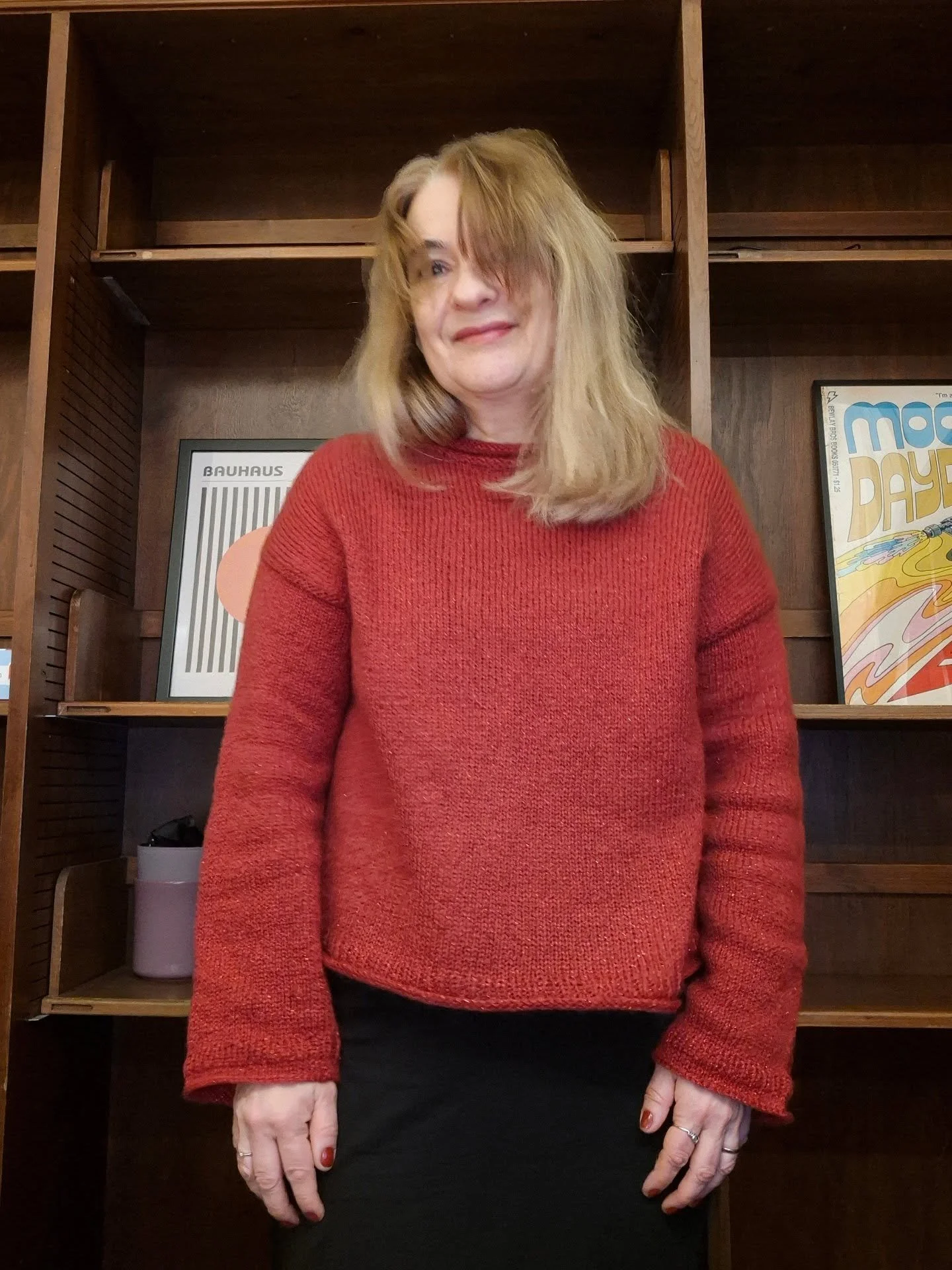 Da fikk jeg eeendeliig festa ferdig tr&aring;dene p&aring; denne 🤗✨❤️
Vi skulle ut p&aring; f&oslash;rjulslunsj p&aring; jobben i dag s&aring; da passa det bra med en glitrende juler&oslash;d genser.
Myk og deilig er den ogs&aring; 🤗
Fotoshoot i kr