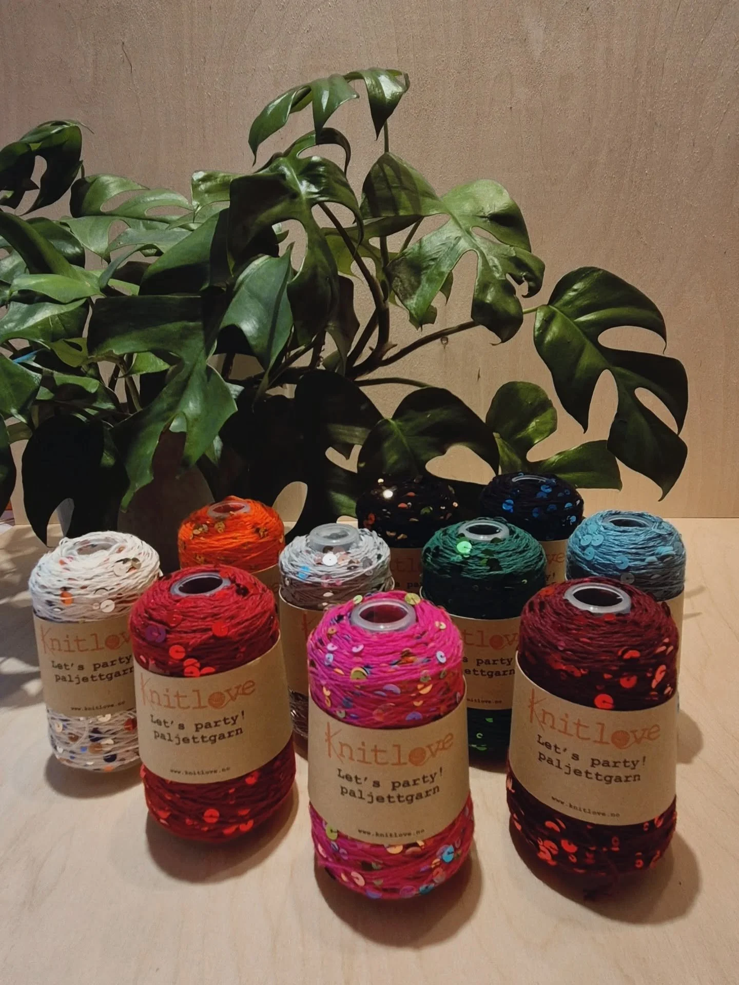 Da er paljettgarnet Let's Party tilgjengelig i nettbutikken 🤗✨
Dette passer jo helt perfekt til julestrikken, og om du stikker et kjappstrikka prosjekt med litt chunky f&oslash;lgegarn blir du ferdig til Nytt&aring;rsaften ✨🎇
Det er mange lekre far