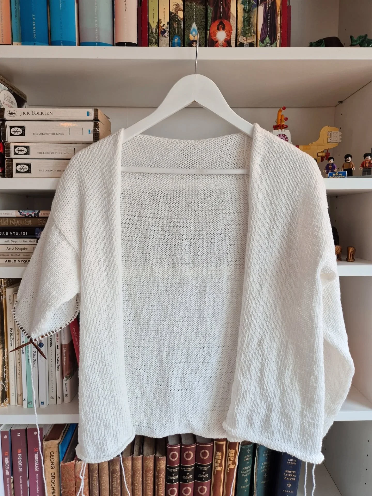 Noe av det jeg holder p&aring; med n&aring; 🤍🤗
En plan jeg har hatt en stund, n&aring; er jeg jo spent p&aring; hvordan det blir. Det f&aring;r jeg vite snart, jeg har et halvt erme igjen.
En sommerlig cardigan som jeg tenker skal passe til absolut