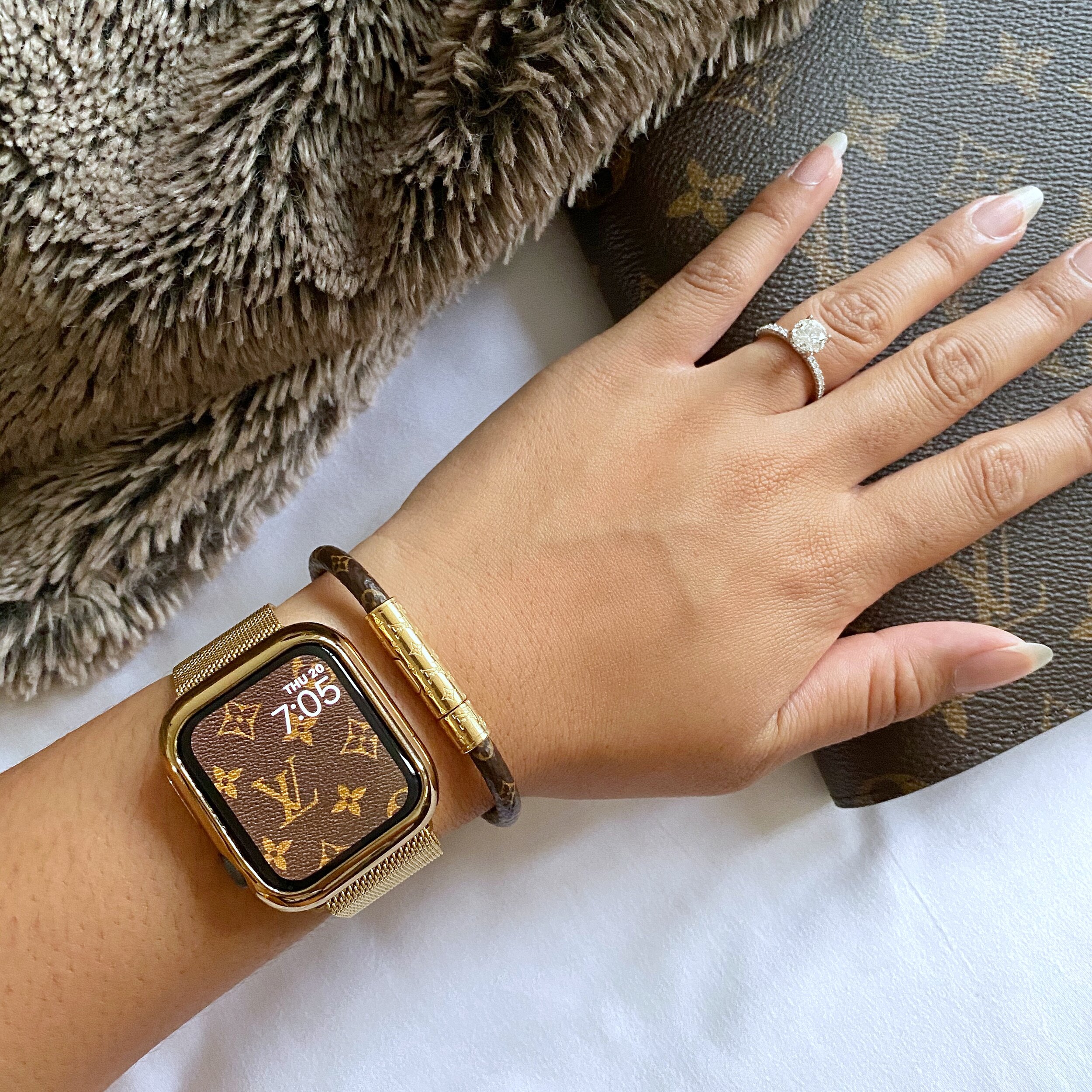 HOW TO MAKE YOUR APPLE WATCH LOOK LUXURIOUS FOR CHEAP! (FEATURING