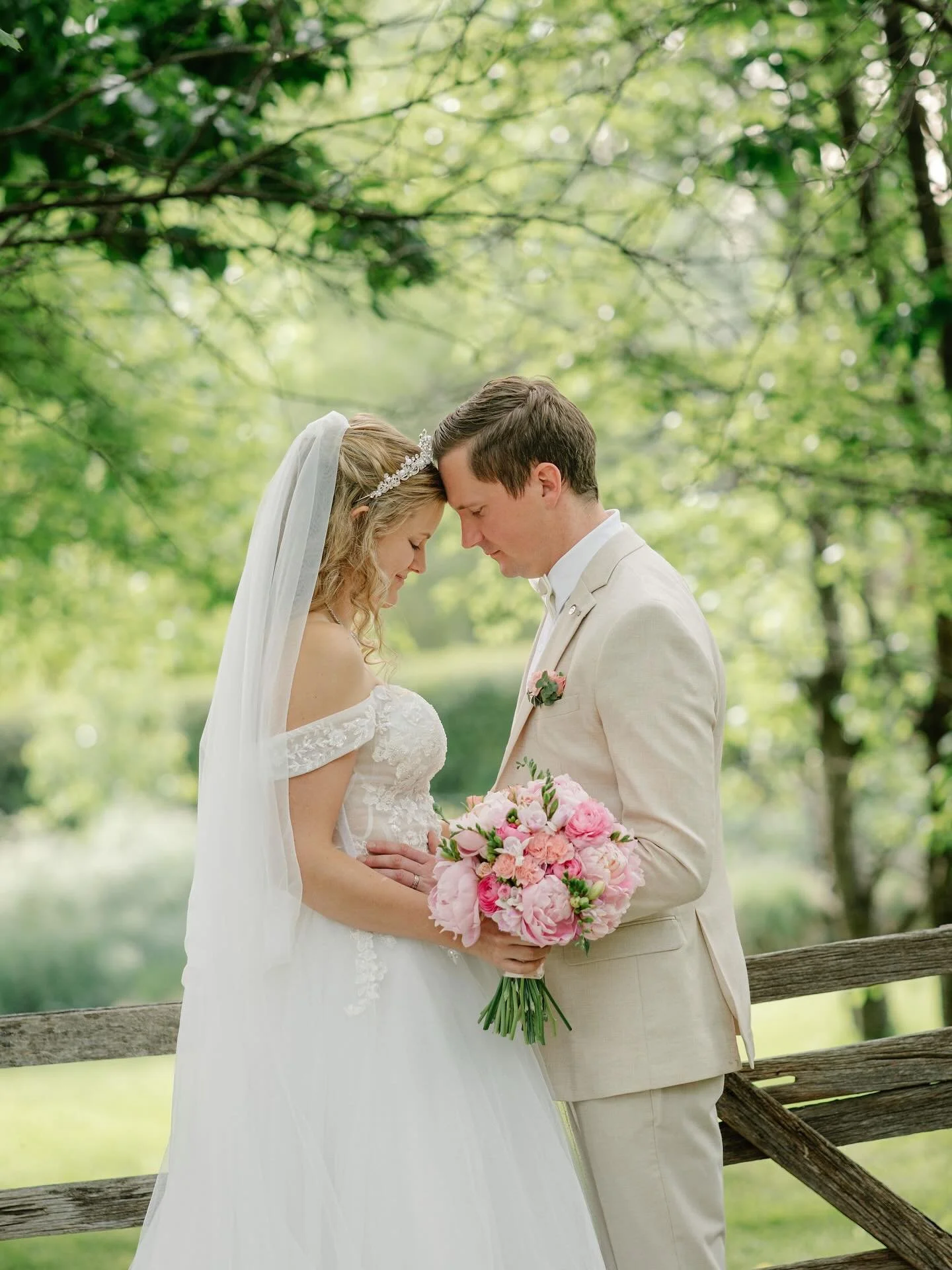 Isabella &amp; Thomas 💕picture perfect at @grazing_gundaroo and photo by @___arya___ #weddingflowers #bridalbouquet #love #freshflowers