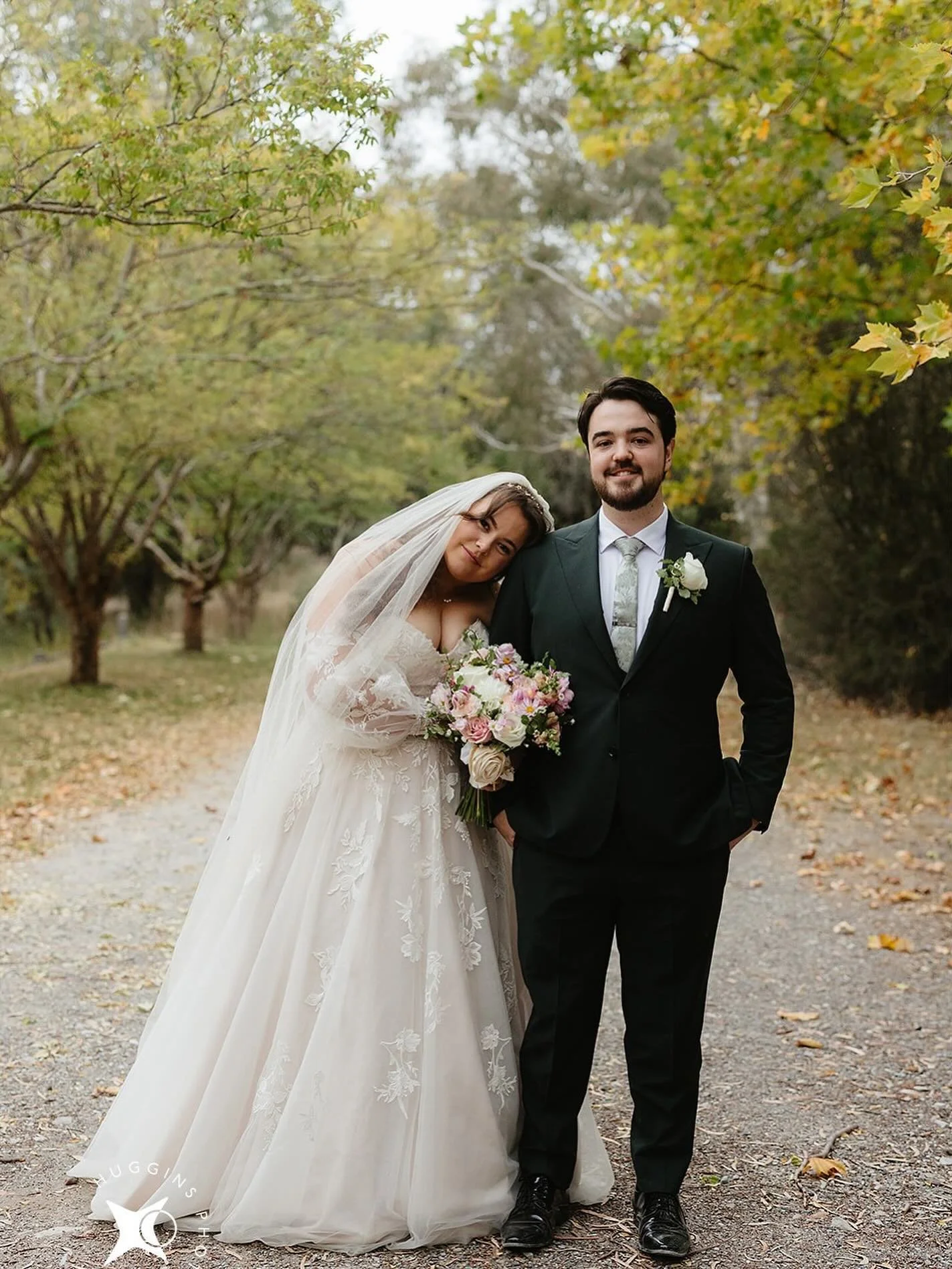 The sweetest couple ! Jess and Zac 🩷🤍pretty soft pastels for this wedding @redbrowgarden photo by the very talented @hugginsphoto #canberraweddings #bridalbouquet #love #married #weddinginspiration #freshflowers #weddingflowers #buttonhole #pastelf