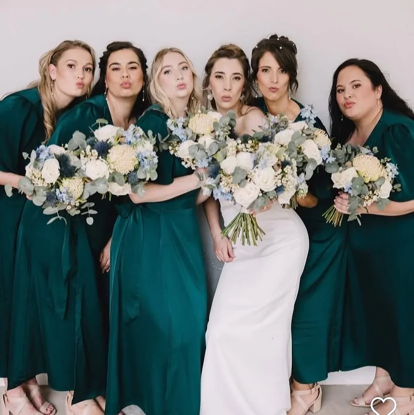 Mia and her girls 🤍#bridlbouquet #weddingday #love #bridesmaids #girlsquadgoals #married #weddingflowers #freshflowers