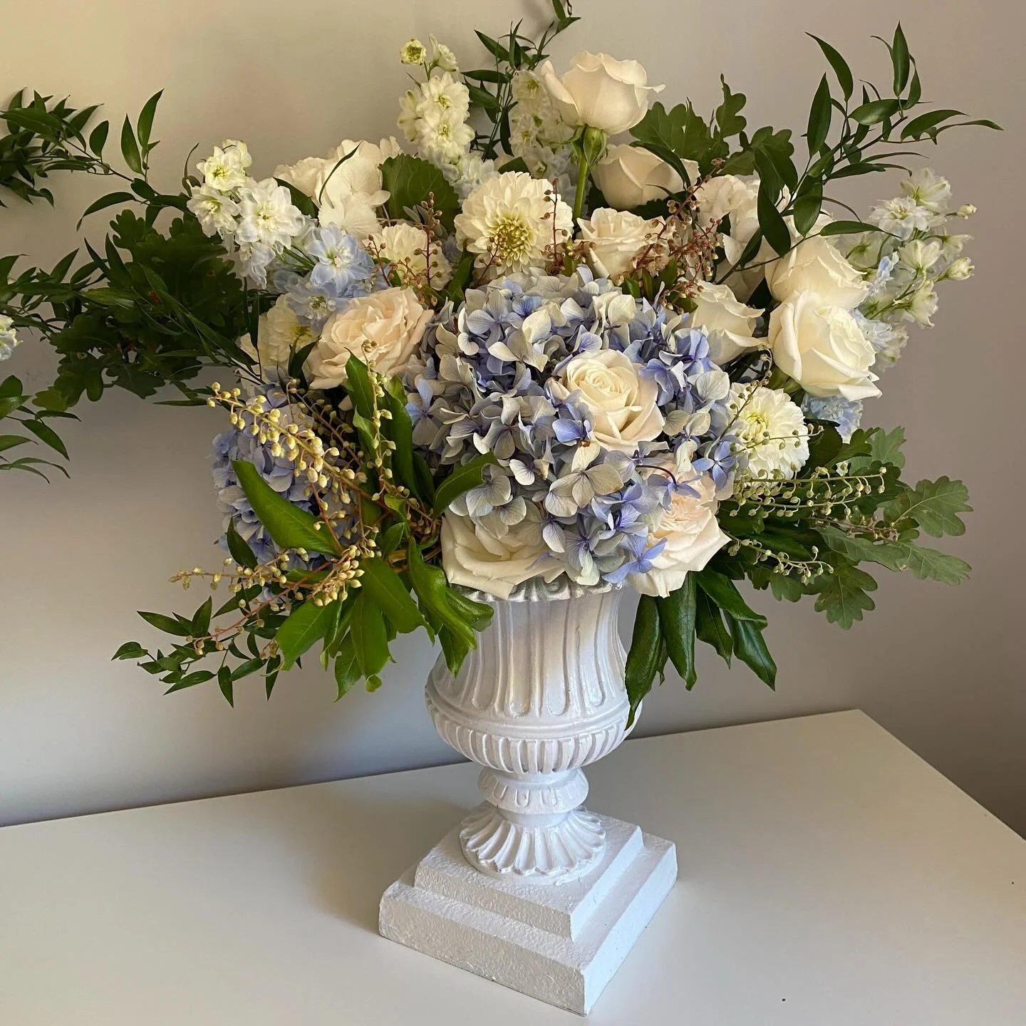 Classic floral urn arrangements for a beautiful wedding featuring lovely seasonal blooms 🤍🩵#weddingflowers #bridalbouquet #weddingday #bridetobe #freshflowers