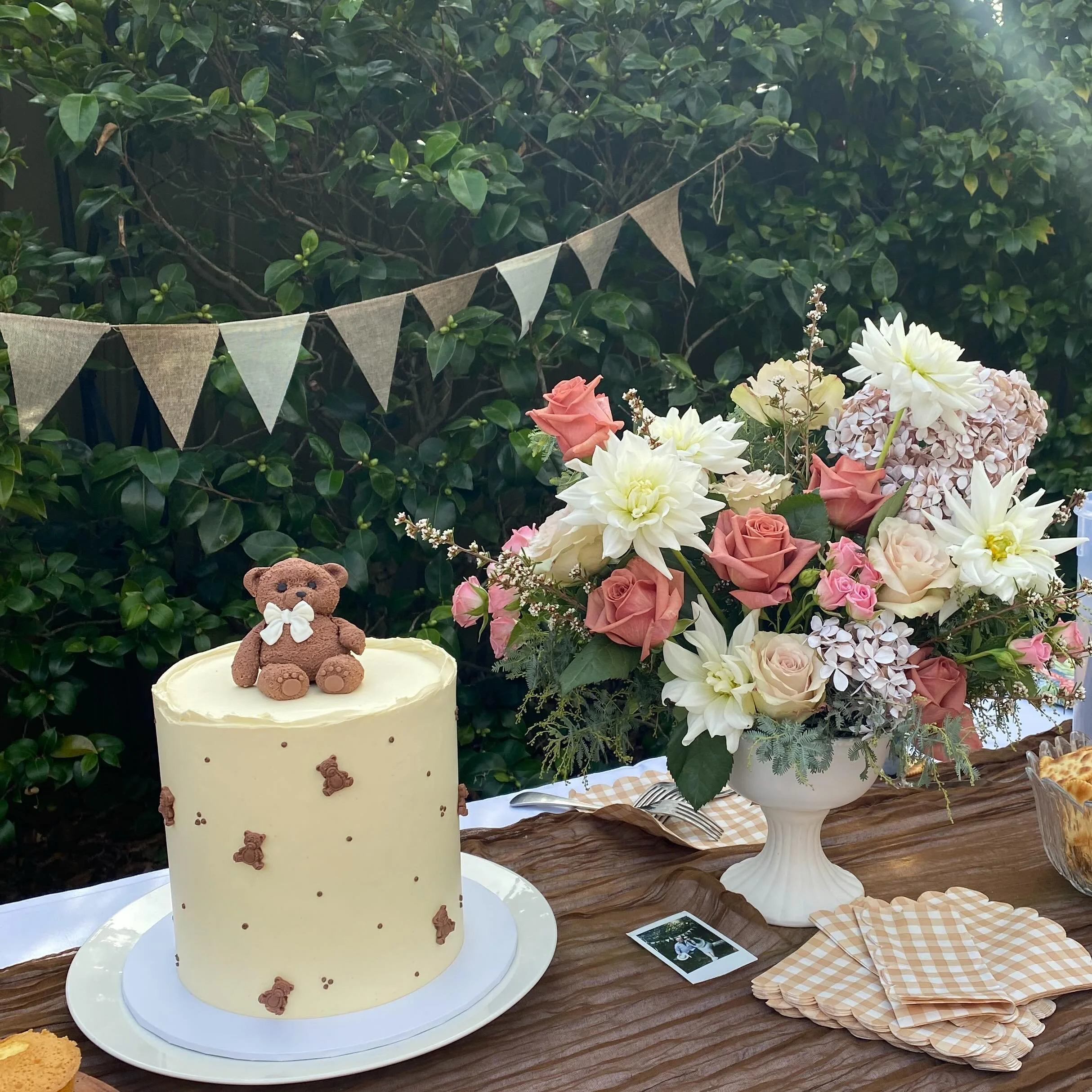 A beary cute baby shower for my lovely sister over the weekend 🧸🤎of course there had to be flowers and a very cute cake @bakerswannabake I am very excited to welcome your little girl to the world! And even more excited to become an aunty. I love cr