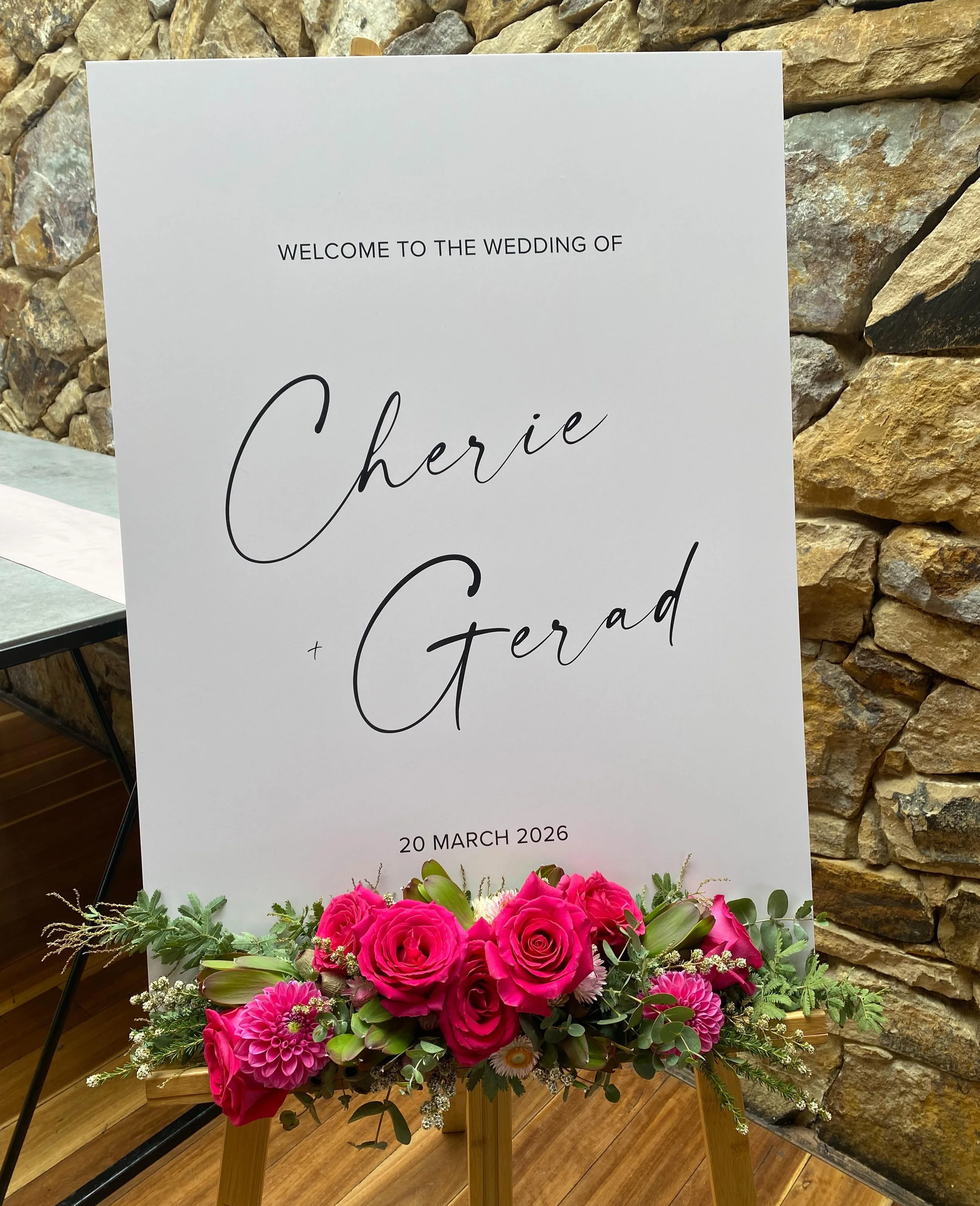 Small details of weddings that can really tie everything together. Adding signage is a lovely way to introduce your florals to your guests before they see your bridal party flowers. A little sneak peak ! #weddinflowers #bridetobe #freshflowers #weddi