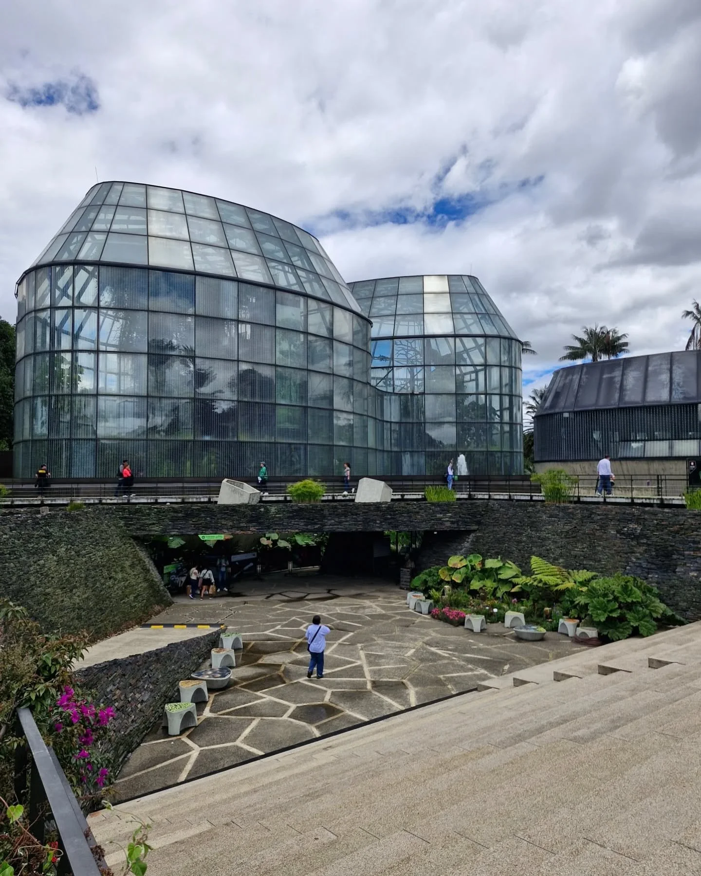 📷 Tropicario del Jard&iacute;n Bot&aacute;nico de Bogot&aacute; es uno de los invernaderos m&aacute;s grandes de Suram&eacute;rica y reproduce condiciones bioclim&aacute;ticas de diversos ecosistemas colombianos. 

Dise&ntilde;ado por el estudio de 