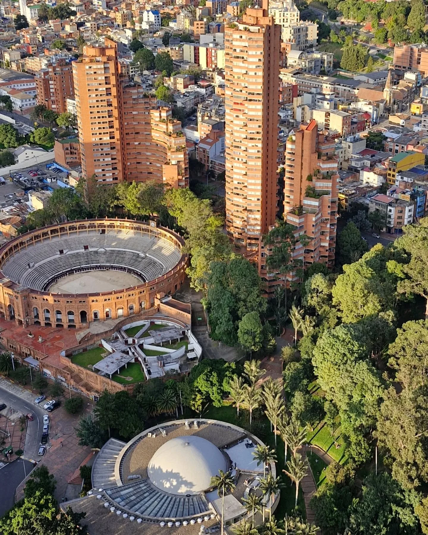 Bogot&aacute; desde las alturas 📷
Una ciudad con m&aacute;s de 8 millones de habitantes y formada a 2640 m.s.n.m

📍Mirador Torre Colpatria