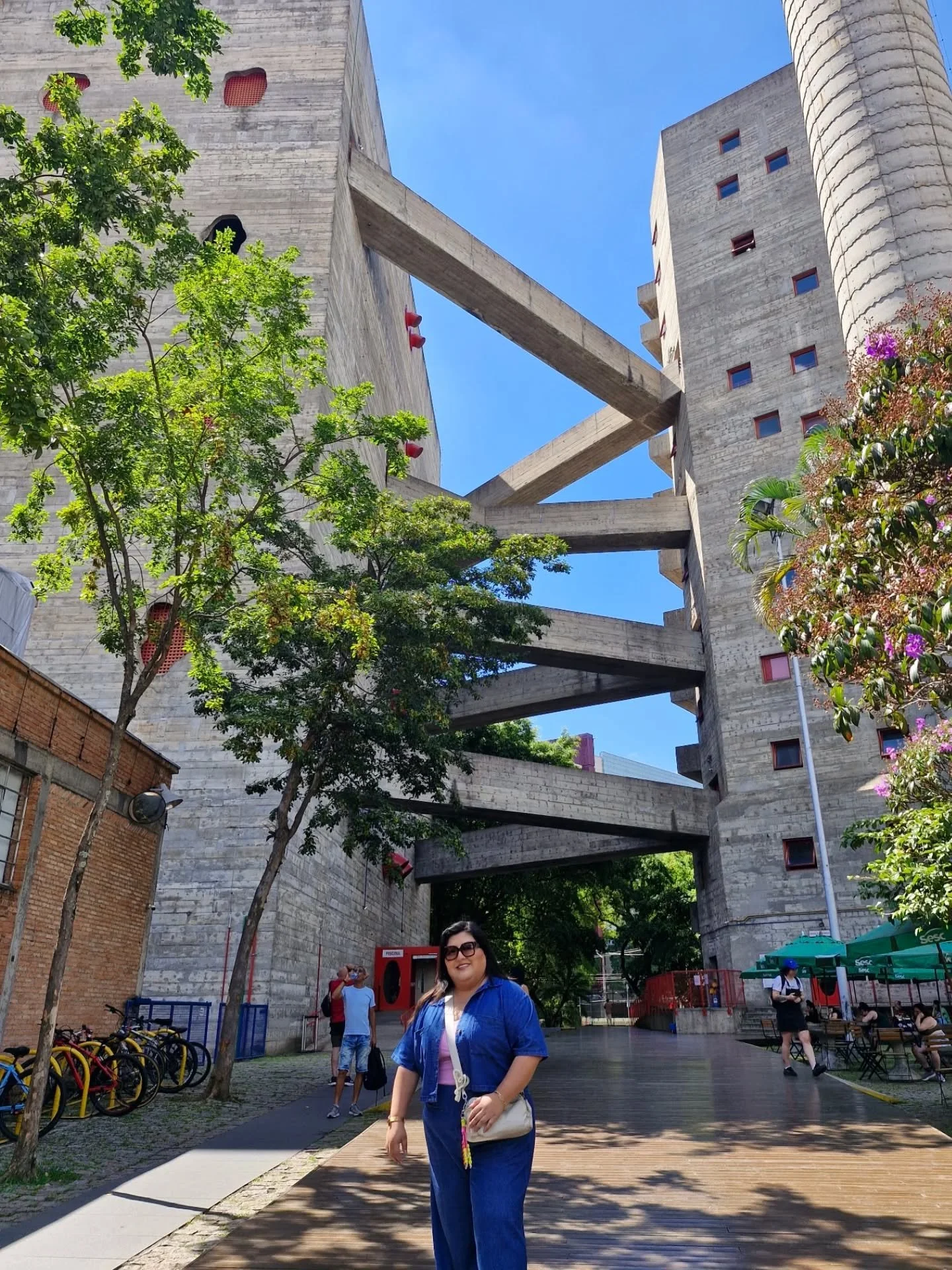 📍 SESC Pompeia, S&atilde;o Paulo.
Una de mis obras favoritas de arquitectura.
Lina Bo Bardi transform&oacute; una antigua f&aacute;brica en un lugar para la vida colectiva: cultura, deporte, encuentro y ciudad.
Concreto, vac&iacute;os, pasarelas y u