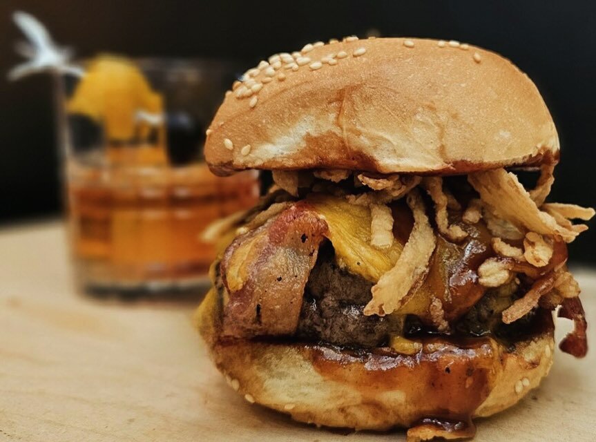 Thursday Bourbon &amp; Burger Special! This week&rsquo;s specialty burger is the &ldquo;Bourbon&rdquo; - cheddar cheese, bacon, bourbon BBQ sauce and crispy onions - Wow!

Try a tasty Old Fashioned - $2 Off every Thursday!

🥃🥃&amp; 🍔🍔

Have a sea