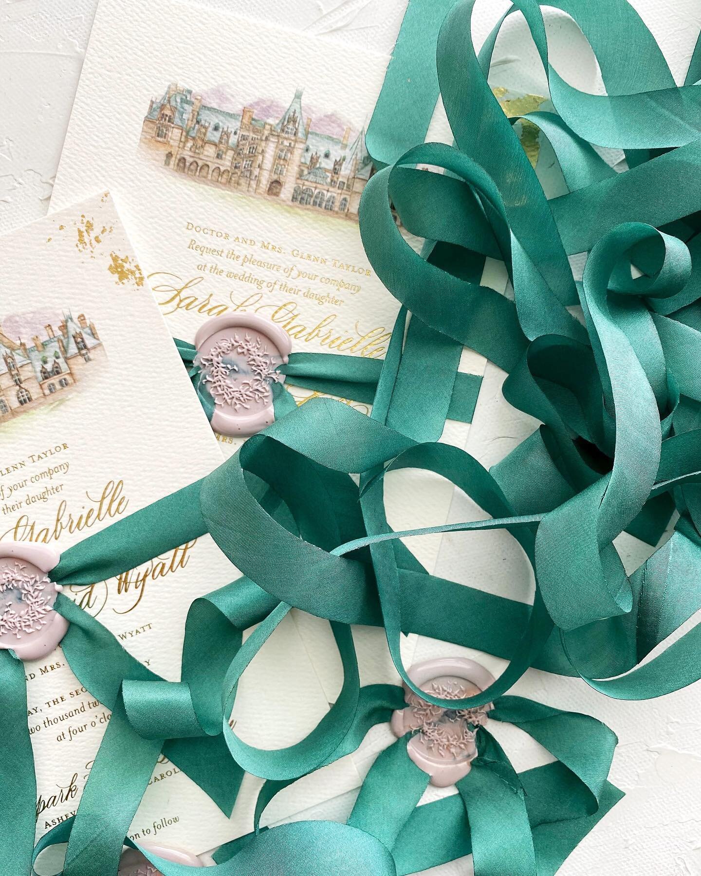 Watercolor venue illustration, foil printing, foil appliqu&eacute; details and a contrasting emerald silk ribbon all wrapped up with a wax seal. Simple but not without personality.

#weddinginvitations #customweddinginvitations #venueillustration #we