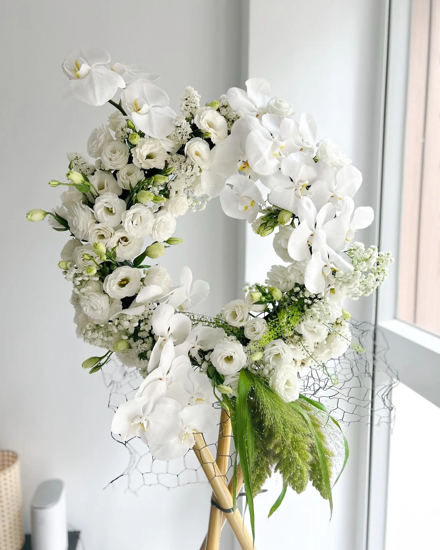 Aloha Friday 💕 
A flower wreath instead of a basket, theme colours are white and green only and it&rsquo;s for a happy occasion, requested by client. 

Challenge challenge 🚨 as flower wreath normally used as sympathy flower in Chinese society, spec