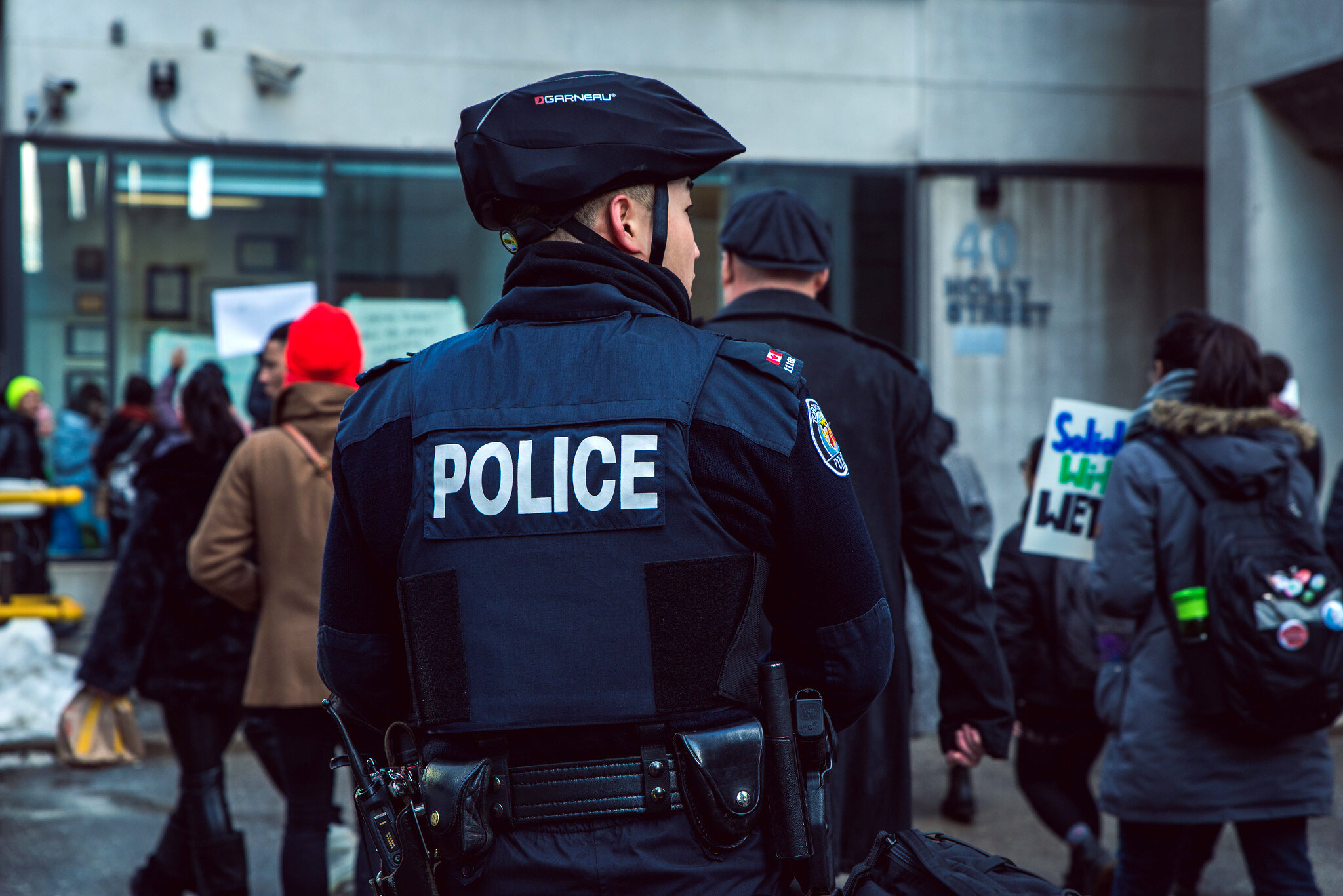 Полиция Торонто. Городская полиция. Полиция Торонто в 2022. Полиция на дороге в Великобритании. К чему снится полицейский в форме