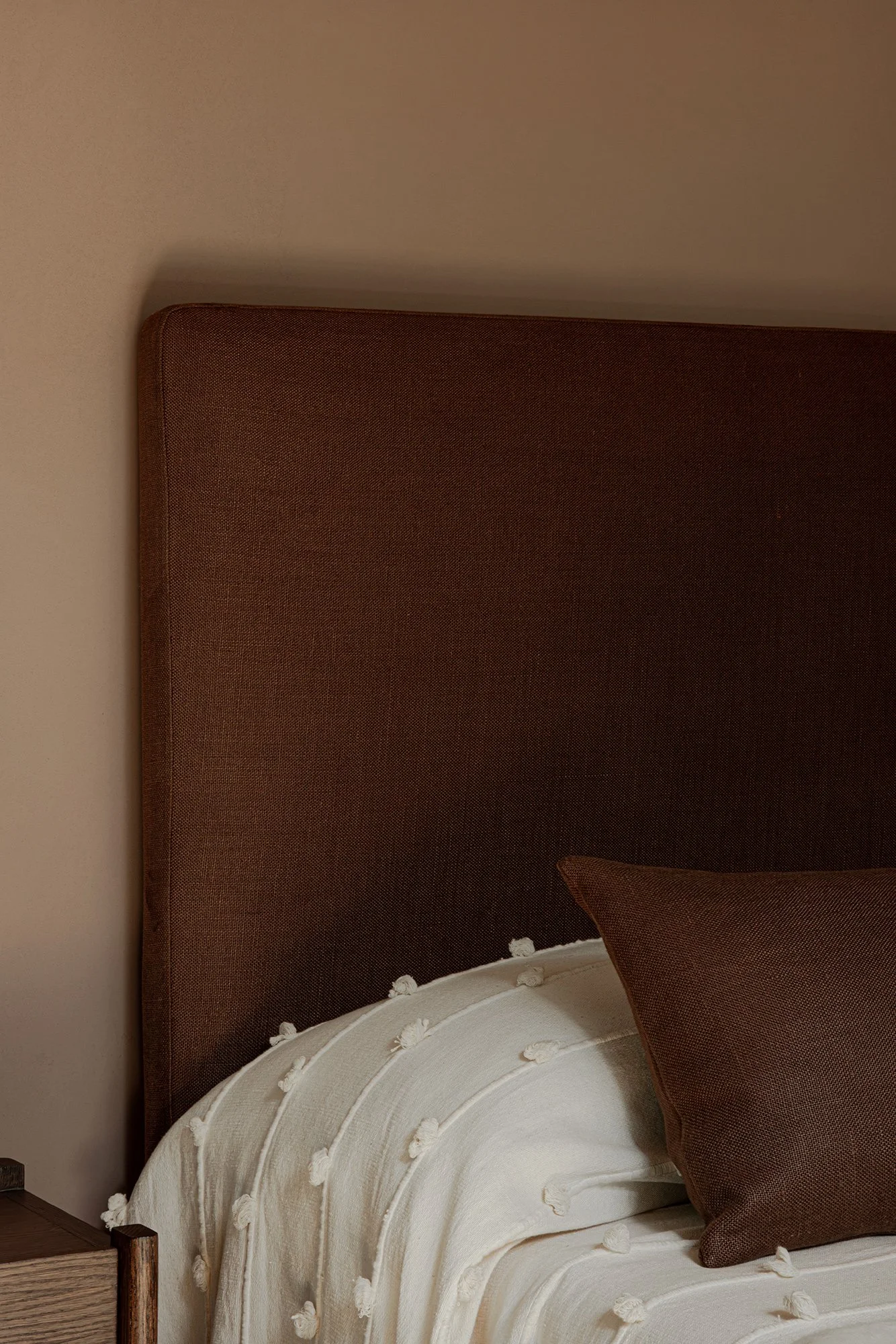 05_Mason-Gray-treehouse-apartment-primary-bedroom-detail-bedframe.jpg