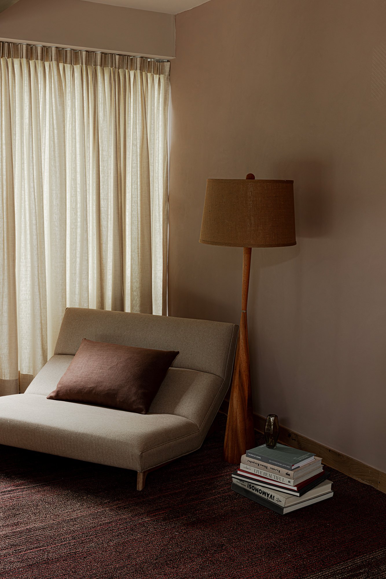 03_Mason-Gray-treehouse-apartment-primary-bedroom-seating.jpg