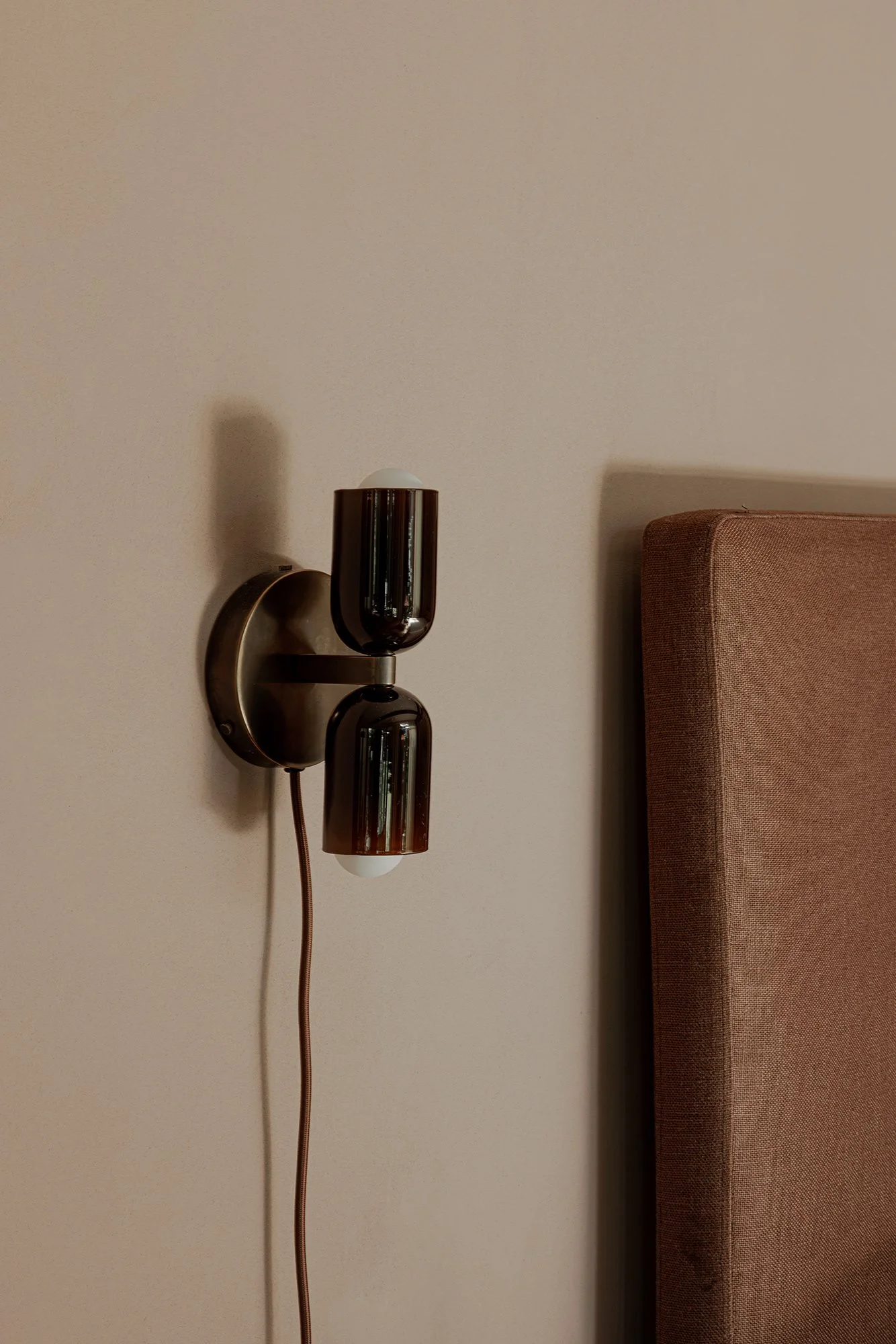 02_Mason-Gray-treehouse-apartment-primary-bedroom-sconce.jpg