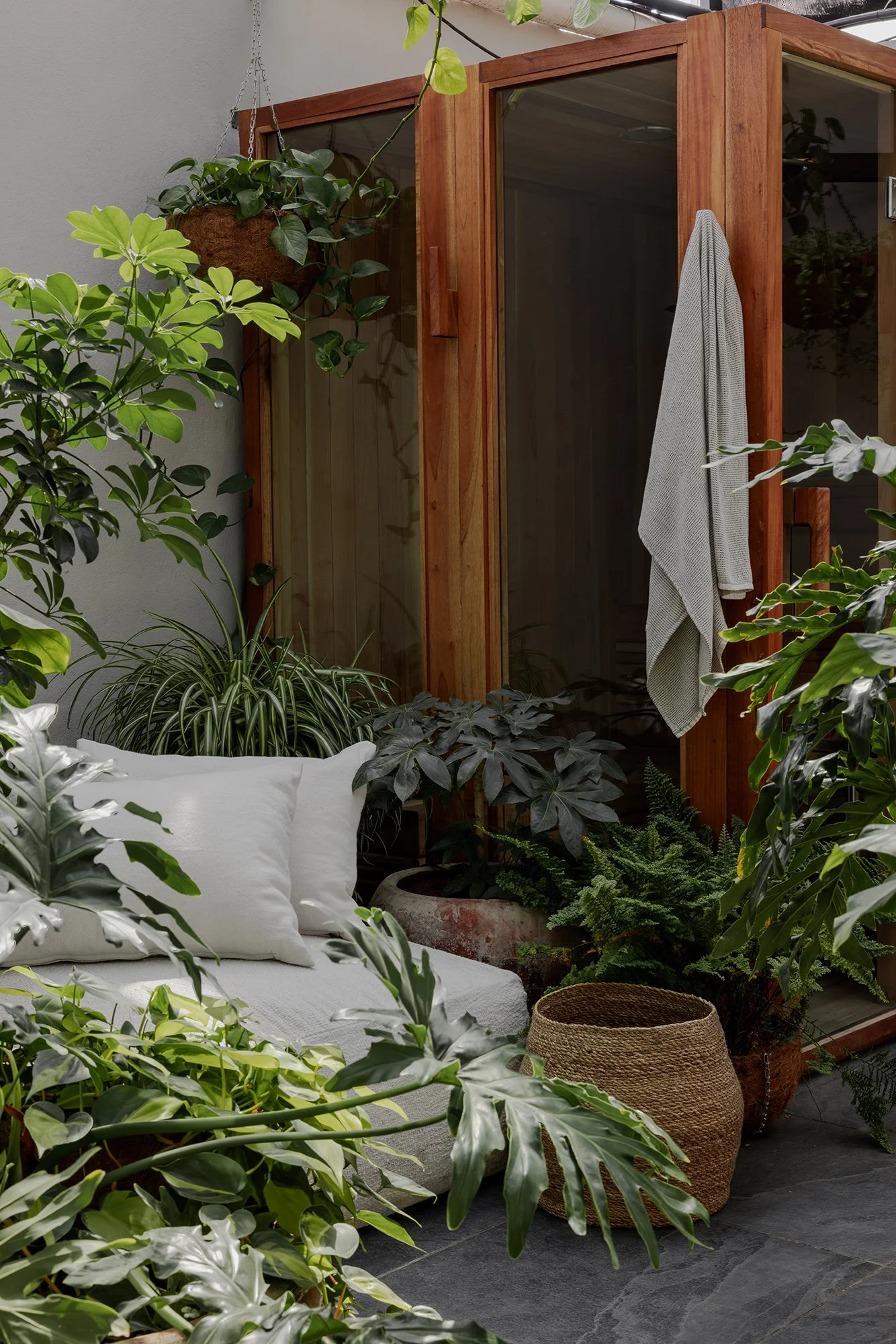 09_Mason-Gray-treehouse-apartment-spa-vt.jpg