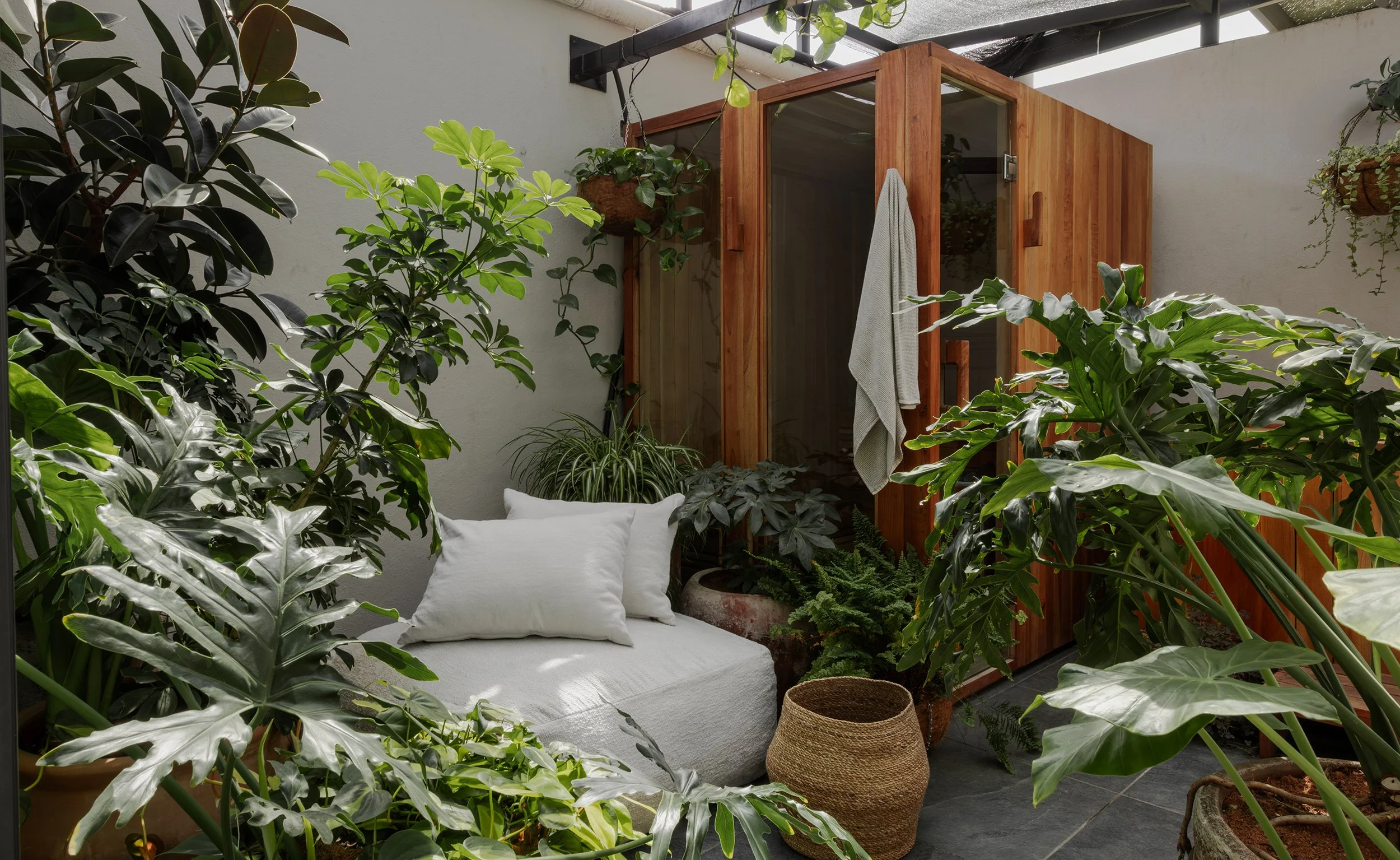 08_Mason-Gray-treehouse-apartment-spa-hz.jpg