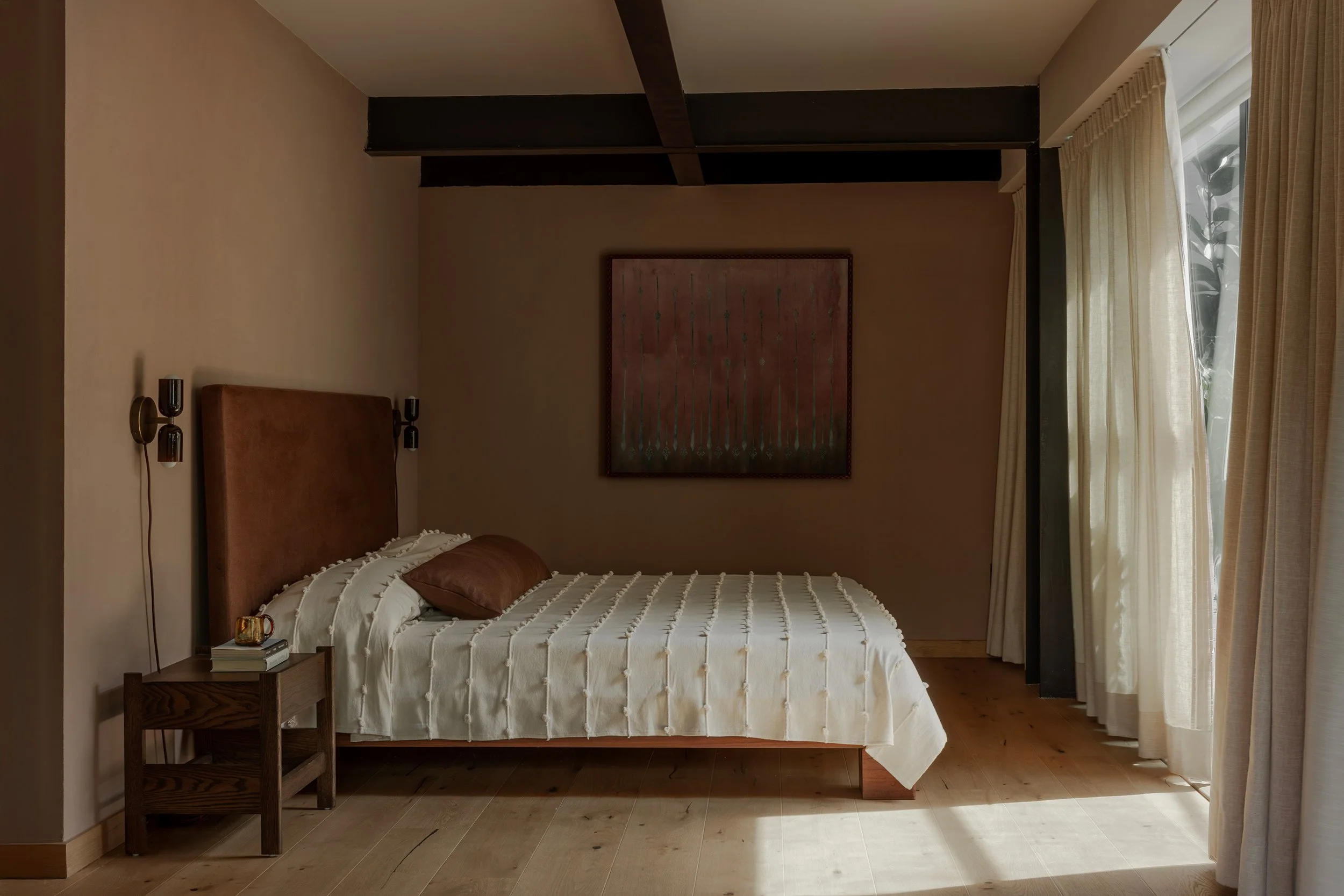 11_Mason-Gray-treehouse-apartment-primary-bedroom-full-bed-hz.jpg
