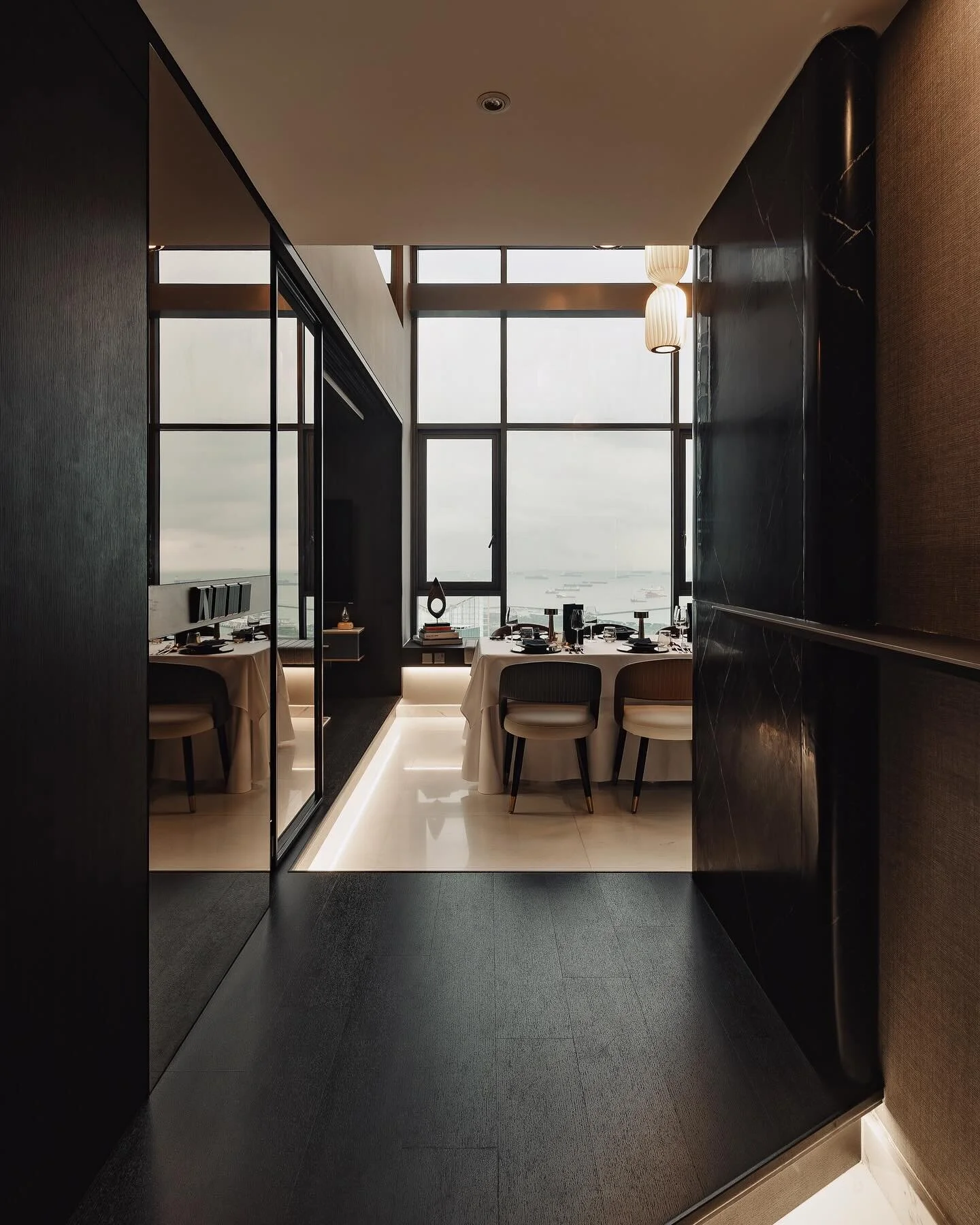 By incorporating an elevated platform at the entrance, in combination with a Marquina marble wall feature featuring a curved edge, you can elevate your space to new heights of sophistication.