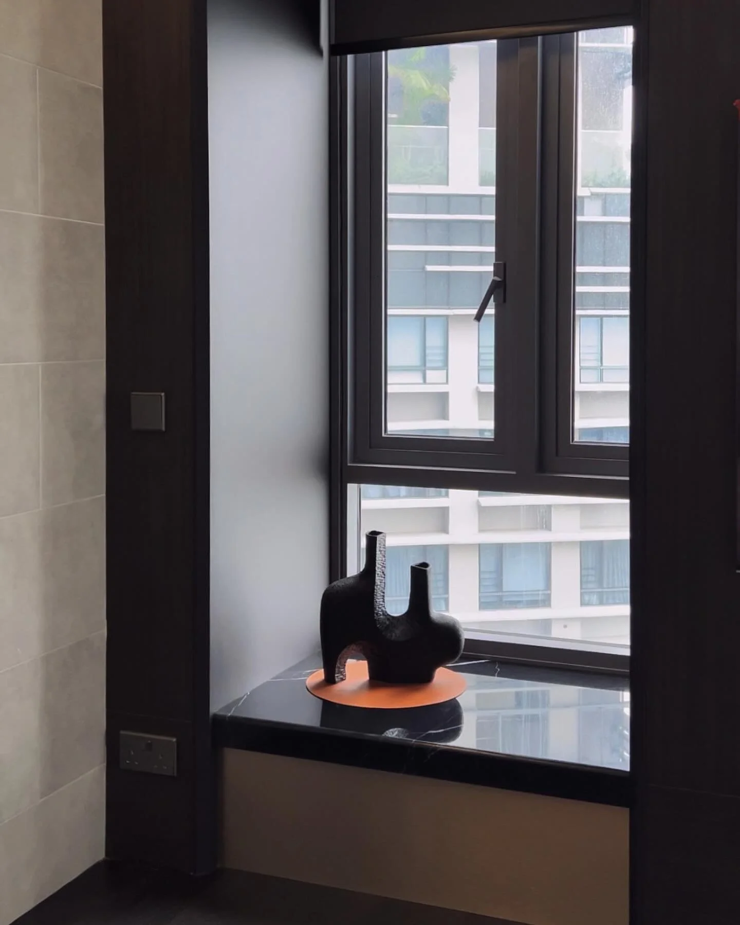 Converting unutilized corners into comfortable nooks. 
.
.
#subtlesatostudio #nook #interiordesign #sginterior