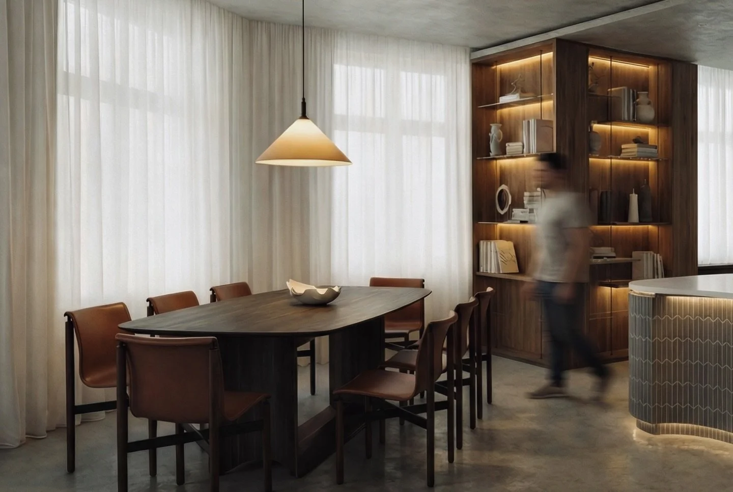 The space rests on three elements.

Concrete for structure.
Wood for grounding.
Leather for presence.
.
.
.
#subtlesatostudio #officedesign