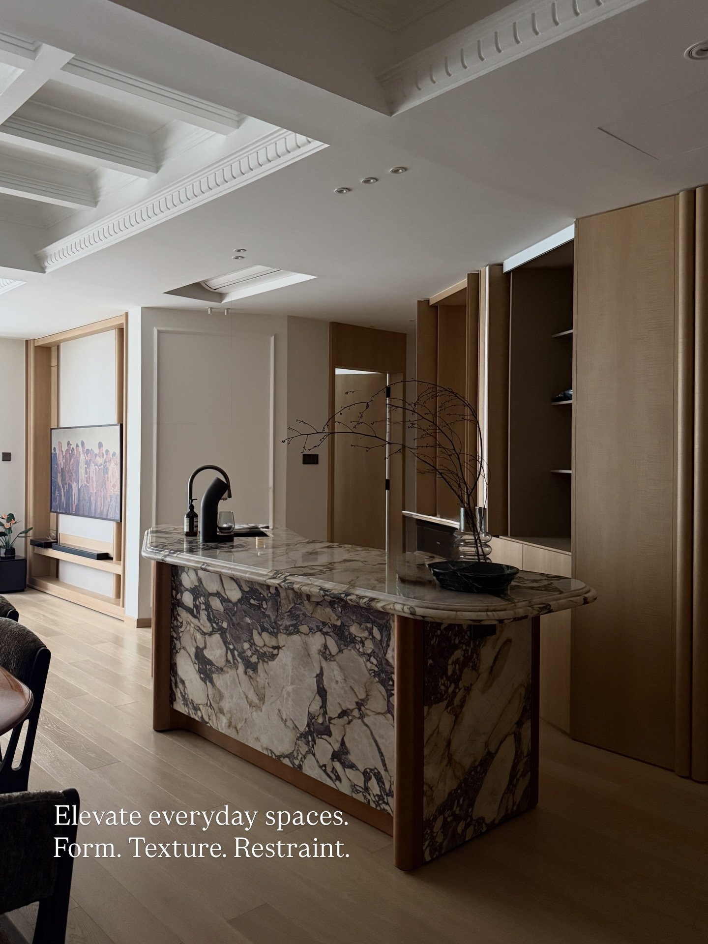 Elevate everyday spaces.
A sculpted marble island grounded in warm timber tones, framed by a disciplined ceiling grid.
Strong in form. Quiet in presence.
.
.
.
#subtlesatostudio #FGsubtlesato #interiorphotography #interiordesign