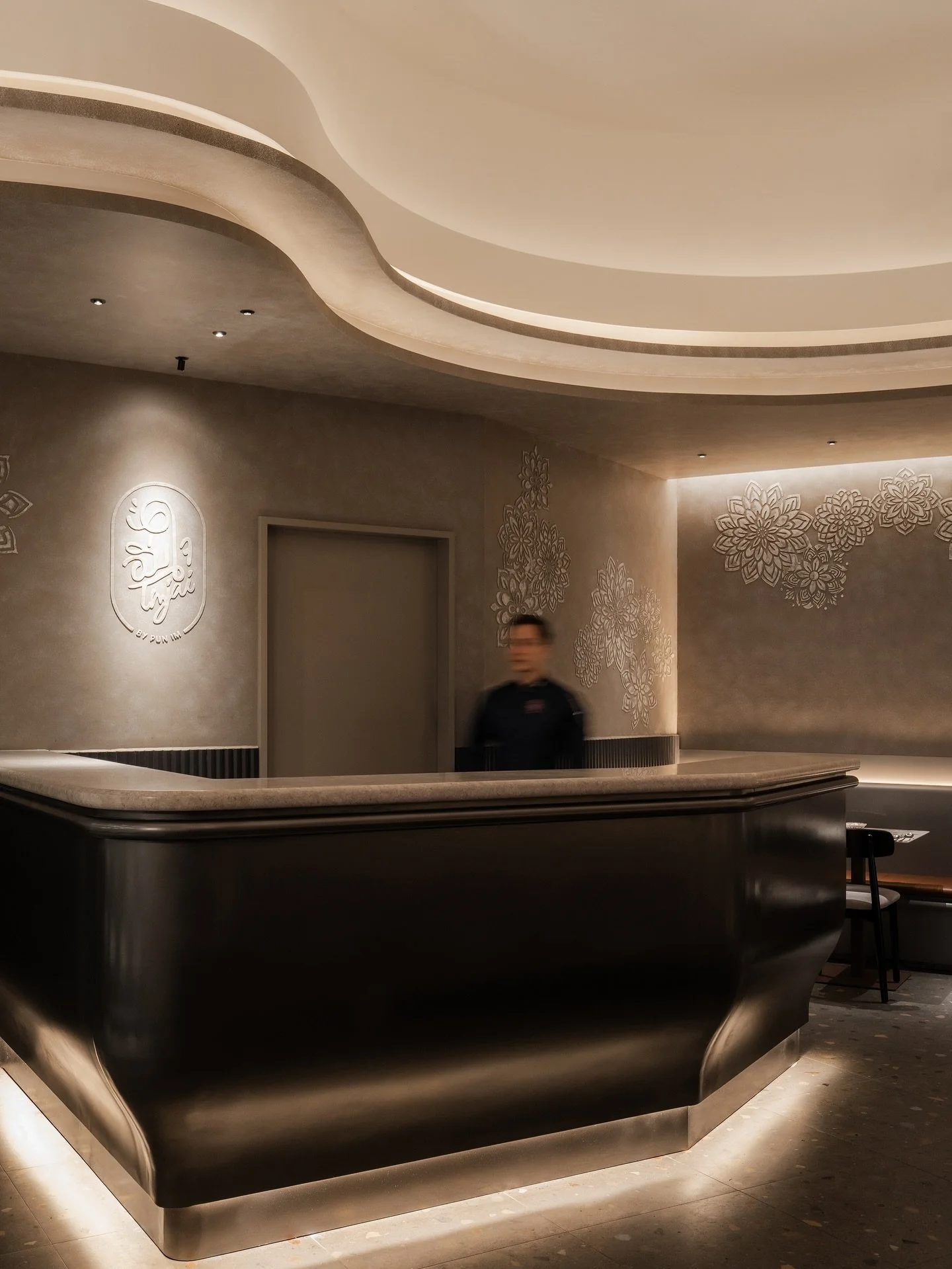 Soft curves. Sharp attitude.
This isn&rsquo;t just a space&mdash;it&rsquo;s a statement.
Rooted in calm, finished in control. A futuristic hush meets heritage pulse. 

.
.

#SubtlesatoStudio #MutedFuturism #CalmCosmos #HeritageClash #SpatialTension

