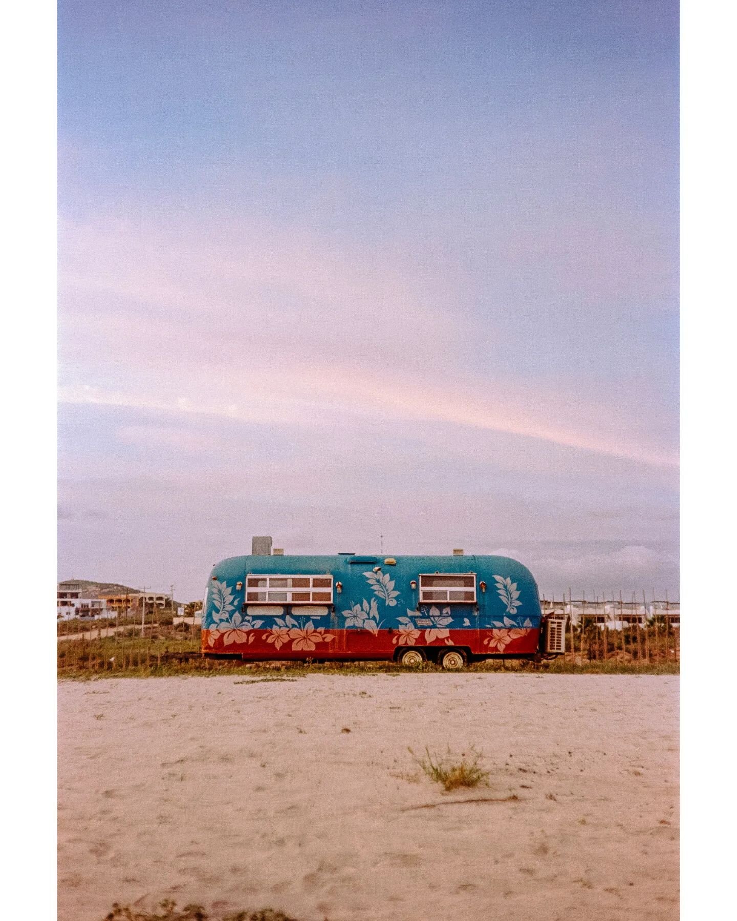 Lancha con fondo de cristal
Kodak Portra 400 &mdash; Nikon S3
.
.
.
.
.
.
.
.
.
.
.
.
.
.
.
.
.
.
.
.
#kodakportra400 #nikons3 #combi #vanlife #surf #loscabos #cerritosbeach #beach #surfing #analog #shotonfilm #grainisgood #somewheremagazine #mexico 