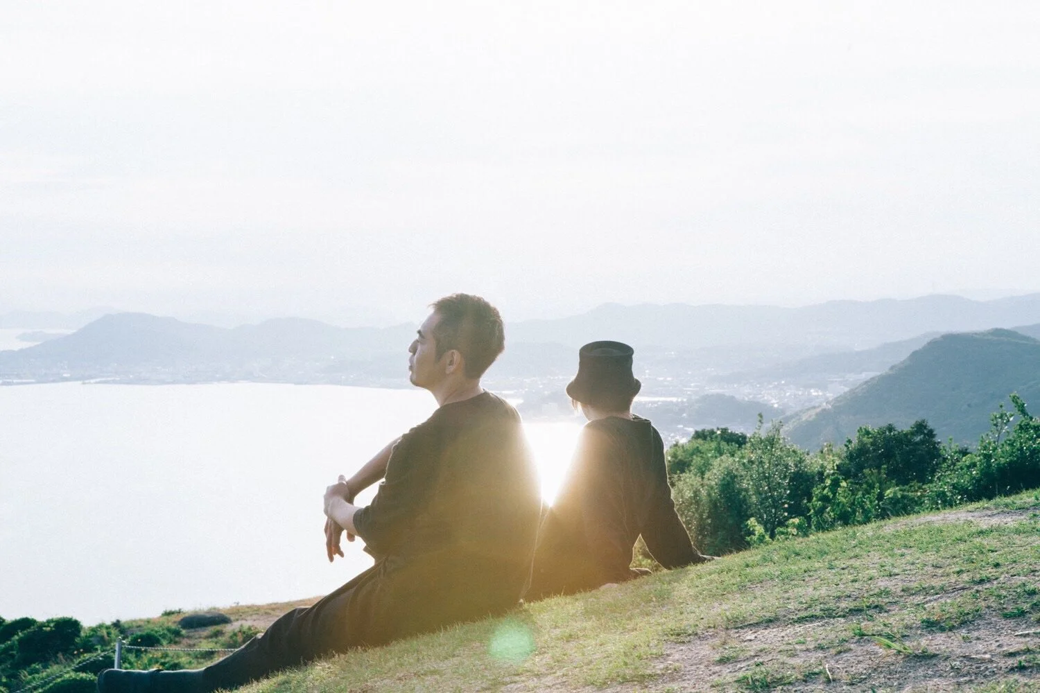 田辺玄とharuka nakamuraによるDUO。八ヶ岳高原音楽堂(長野)、belk(岡山)などでのライブ活動をはじめ、NHK秋田発地域ドラマ「金色の海」の劇伴音楽なども手がかける。  【田辺玄】 ギタリスト、サウンドエンジニア。山梨に暮らし「Studio Camel House」を主宰。「WATER WATER CAMEL」、森ゆに・青木隼人とのトリオ「みどり」、haruka nakamuraとのユニット「orbe」として活動しつつ、映像・空間のサウンドデザインなど、音を通じて人や場と関わ…