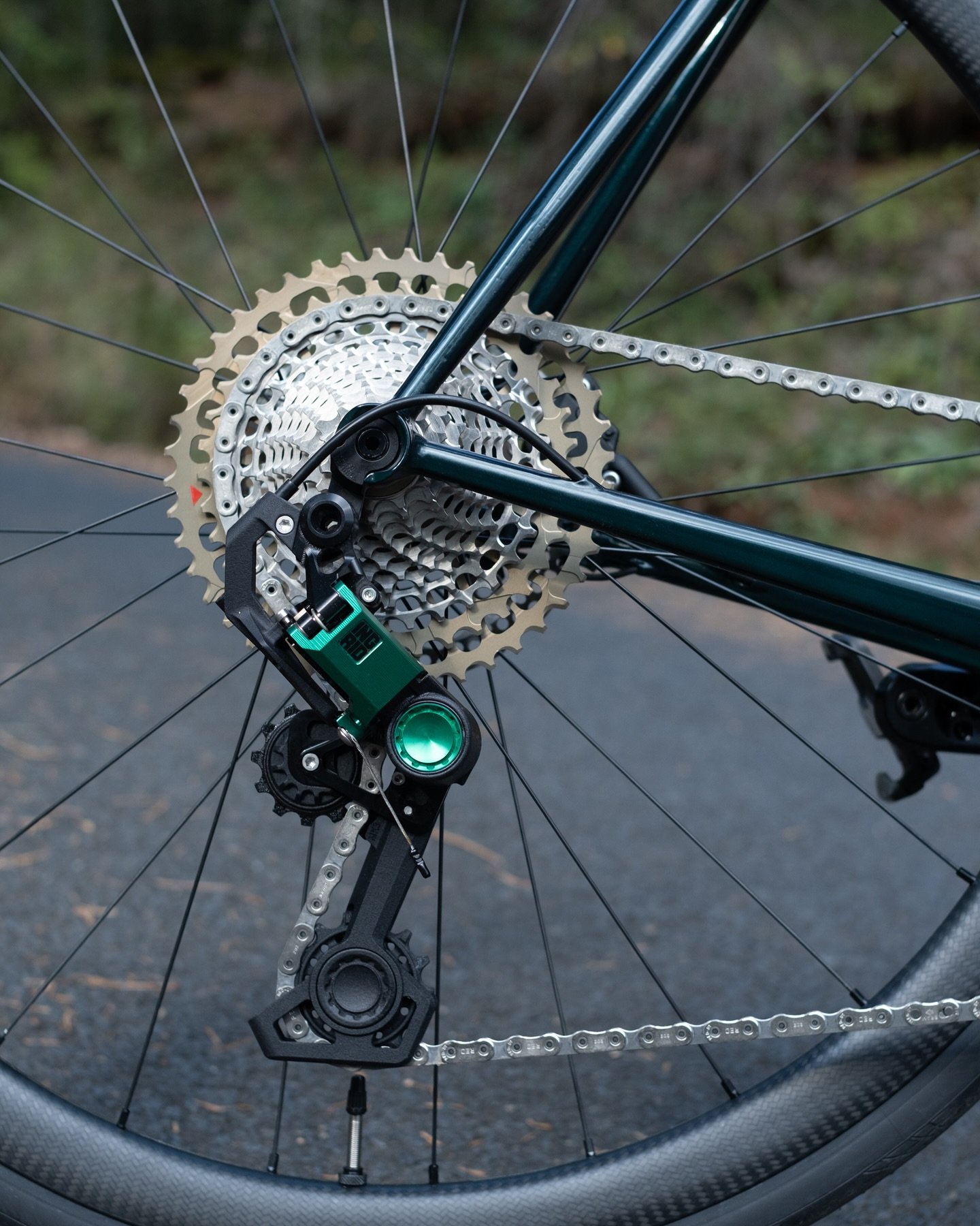 Green monochrome with @ingridcomponents 

#greenmonochrome #racing #bikelife #race #steelbike #steelroadbike #road #roadbike #sparkle #greenpaint #metalicpaint #bespokebicycle #framebuilding #framebyframe #madeinlozere #madeinfrance @association_arti