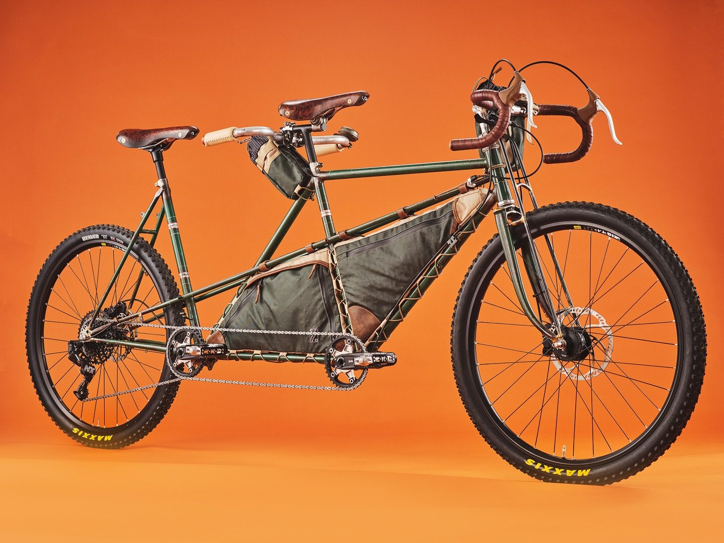 Already a year since @bespoked.cc in Dresden with @tangente_atelier. 
I won&rsquo;t be able to make it this year for a happy reason 👶 but will do next year! 

#bespoked #tandem #recycle #vintage #vintagebicycles #gravel #gravelbike #steel #steelbike