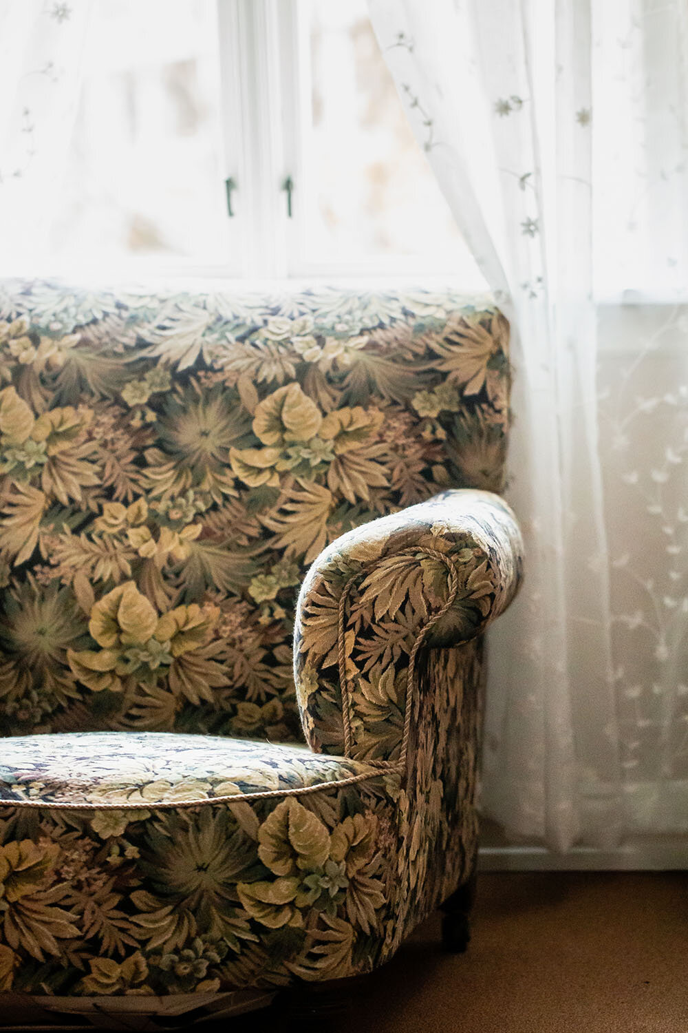 Eldre sofa med blondegardiener.jpg