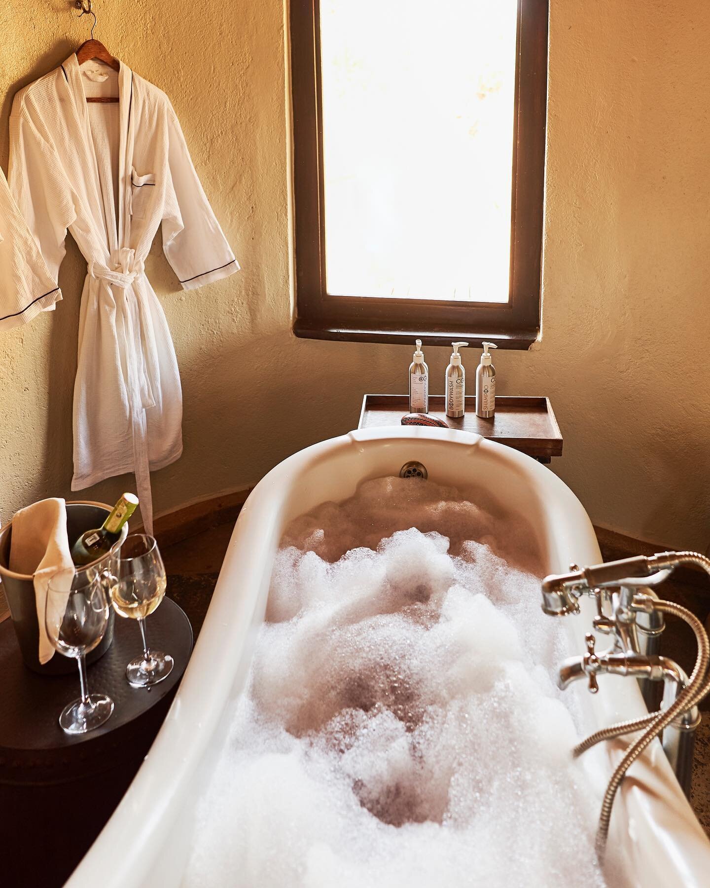 Nothing beats a bubble bath after a long day 🥂

_______________
www.tawilodge.com
_______________

#safari #bath #soak #amboseli #kilimanjaro #bubbles #inspiration #design #bathroom #weekend #travel #timetotravel #magic #magical #beautiful #safaridr