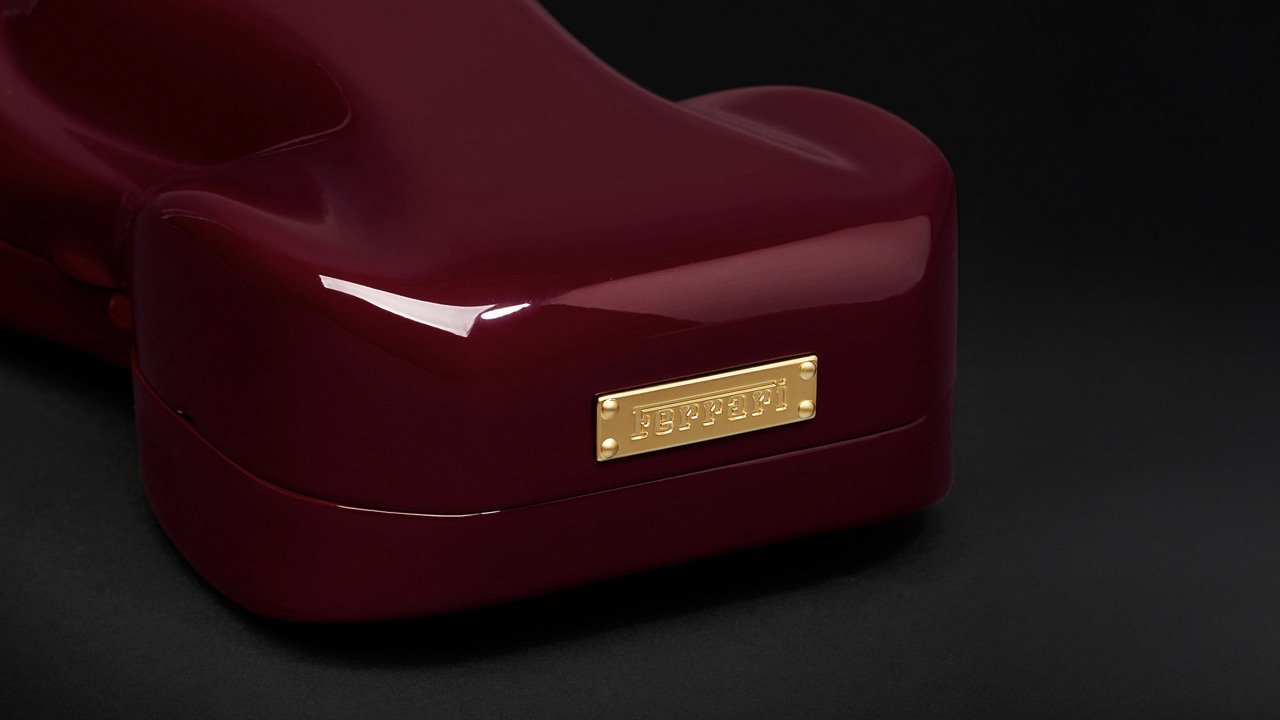 CAKE_THE_MAG_FERRARI_30_YEARS_296_GTBS_CLUTCH_4.jpeg