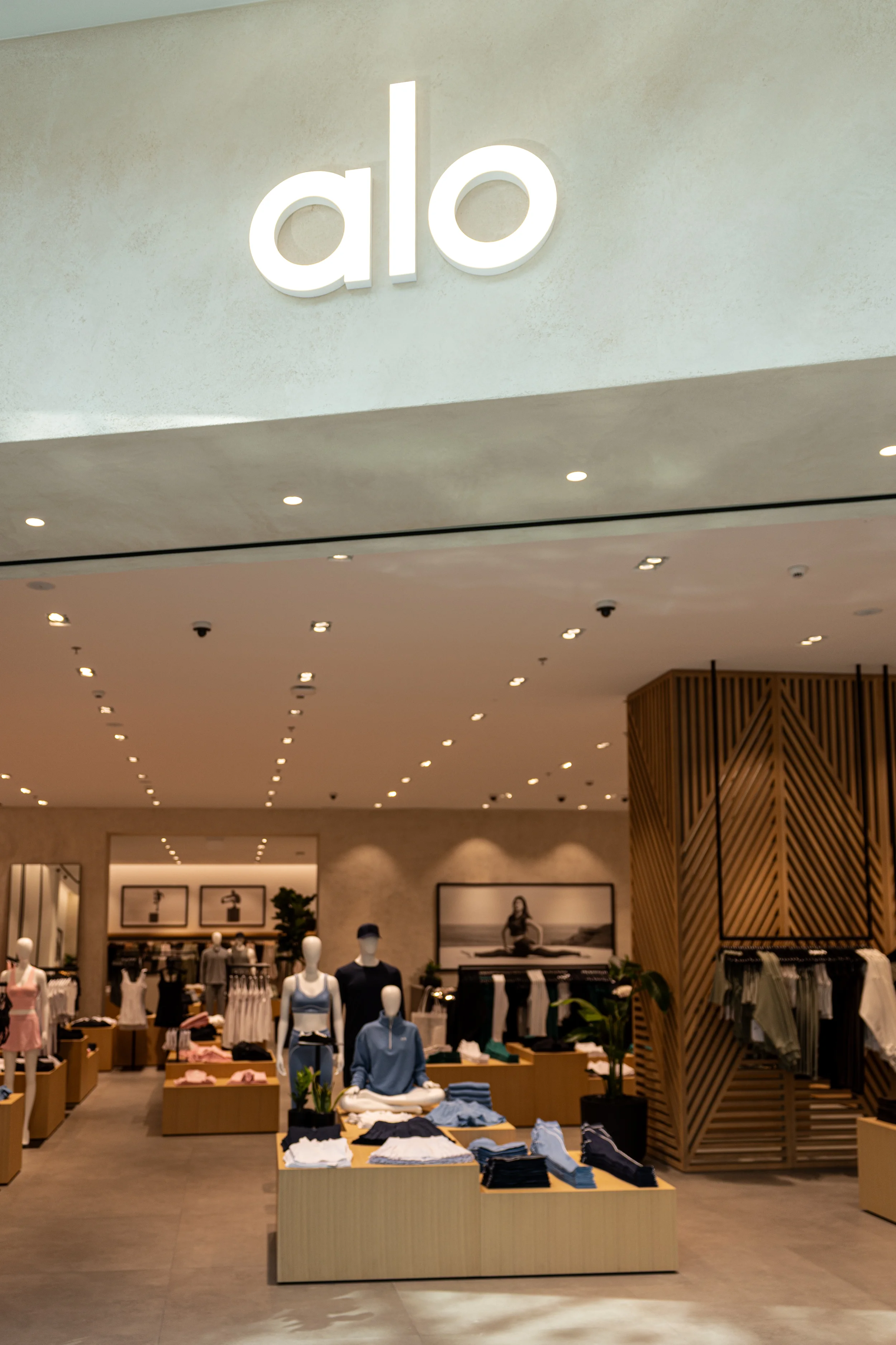 cake-the-mag-alo-yoga-opens-in-dubai-hills-mall-3.webp