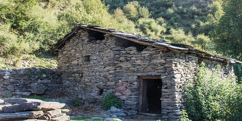 kangra_slate_stone_wood.jpg