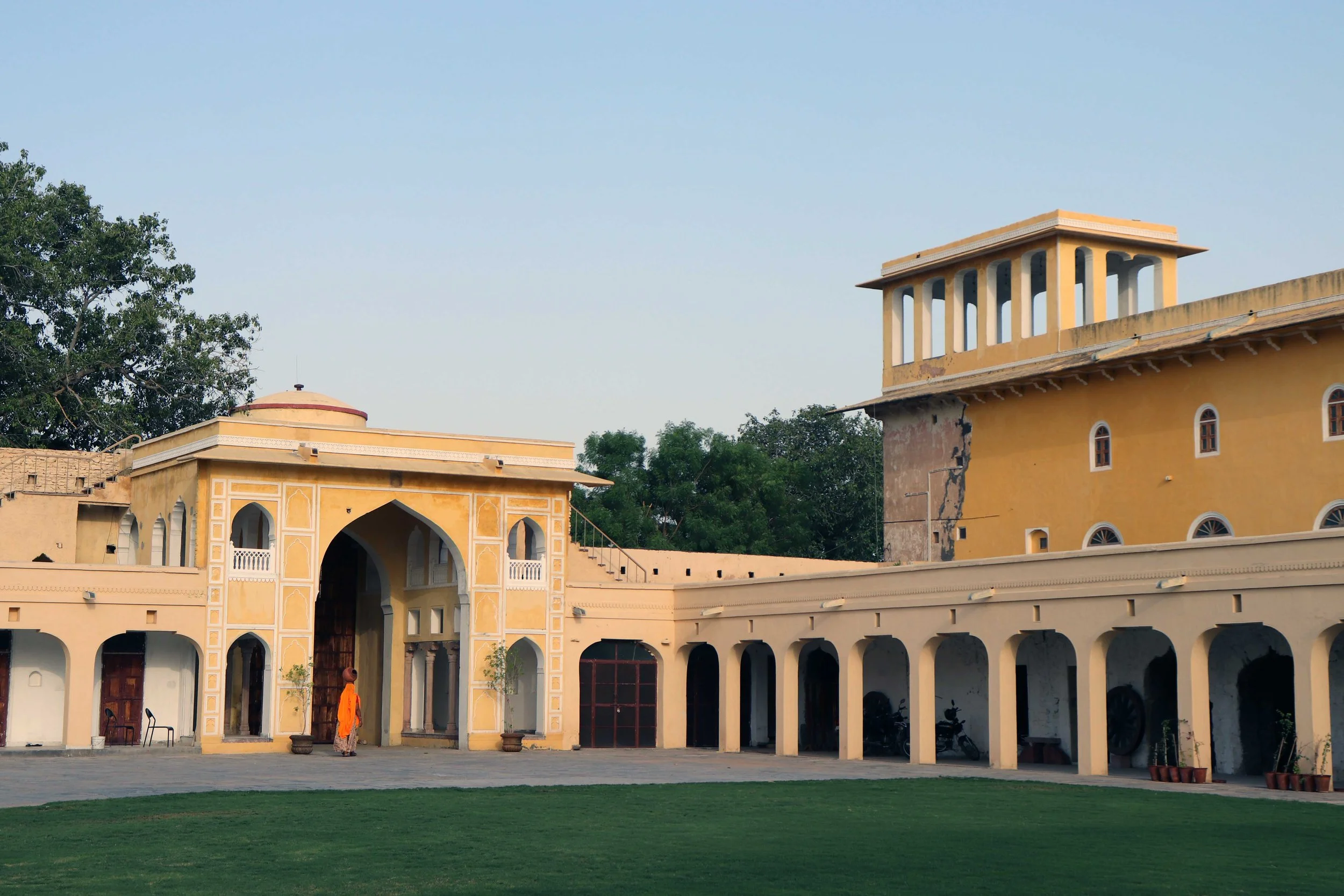04. Pol & Chowk  Diggi Palace.JPG