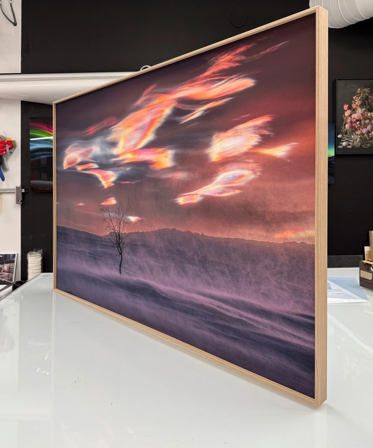 A beautiful print by @jluhtaa_photography &mdash; Hehkuva tuli, produced on Hahnem&uuml;hle fine-art paper and finished with a minimalistic 35mm deep aluviilu frame.⁠
⁠
Jetro Luhtaa, a 24-year-old photographer from Turku, is drawn to remote places an