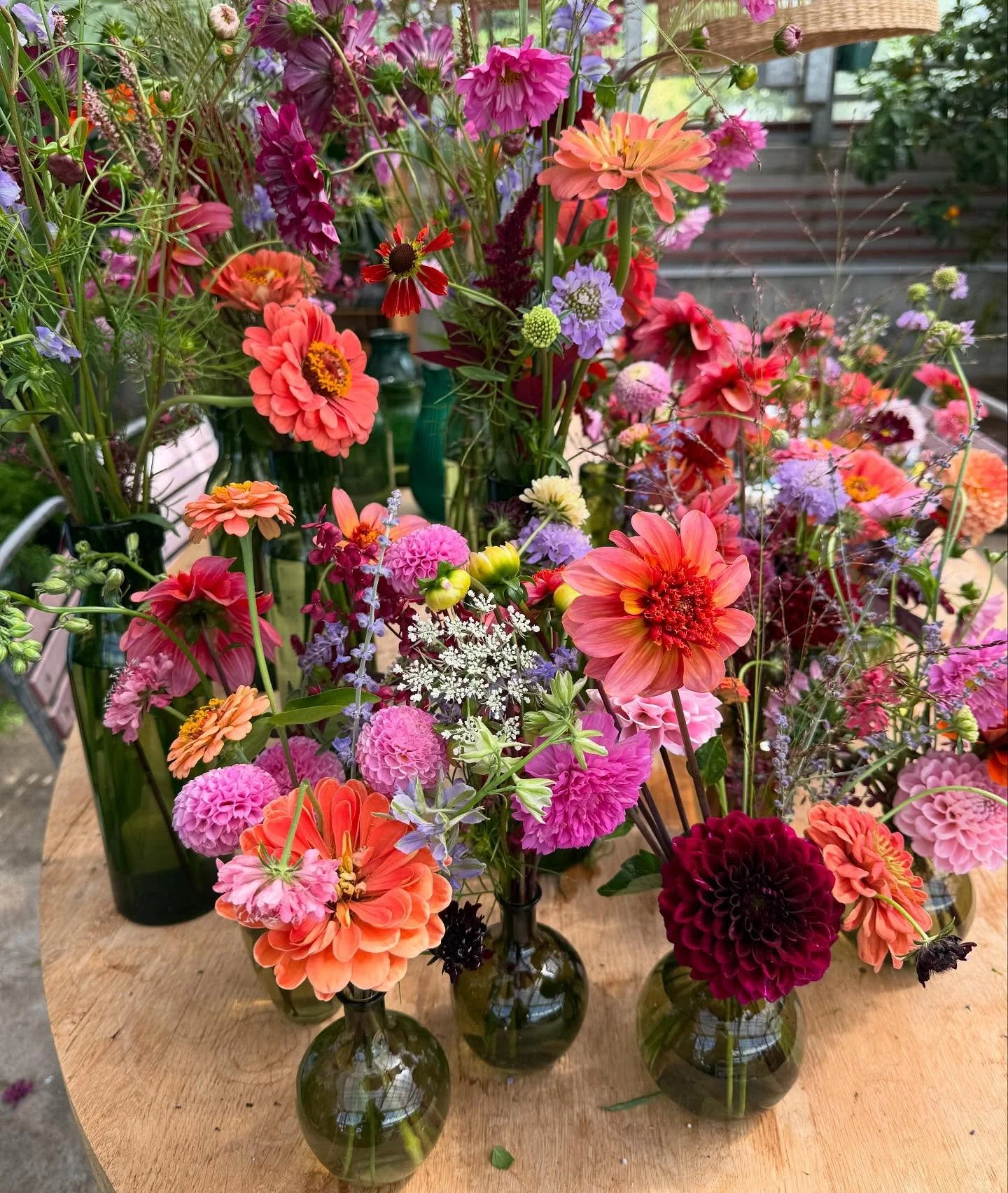 Eine blumige  Tischdeko f&uuml;r die Gebutstsgsfeier - Gartenblumen, einfach, bunt und luftig war gew&uuml;nscht. 

#tischdekoration #gartenblumen #flowers #decoration #florist #flowersforlife #floralisa_blumen #zug