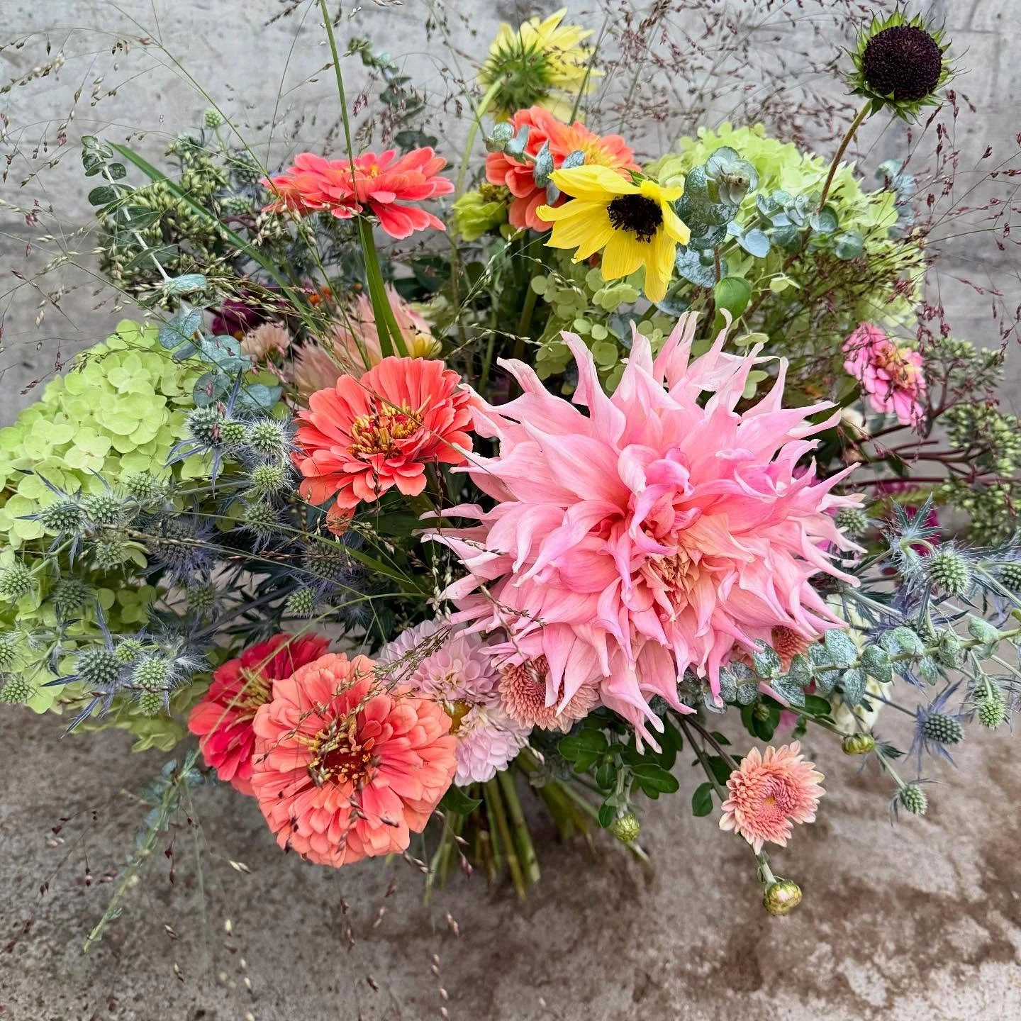 Nach dem tr&uuml;ben Tag verbreite ich gerne noch etwas Helligkeit🌼

#blumenstrau&szlig; #flowers #flowerbouquets #august #florist #oberwilbeizug #flowershop