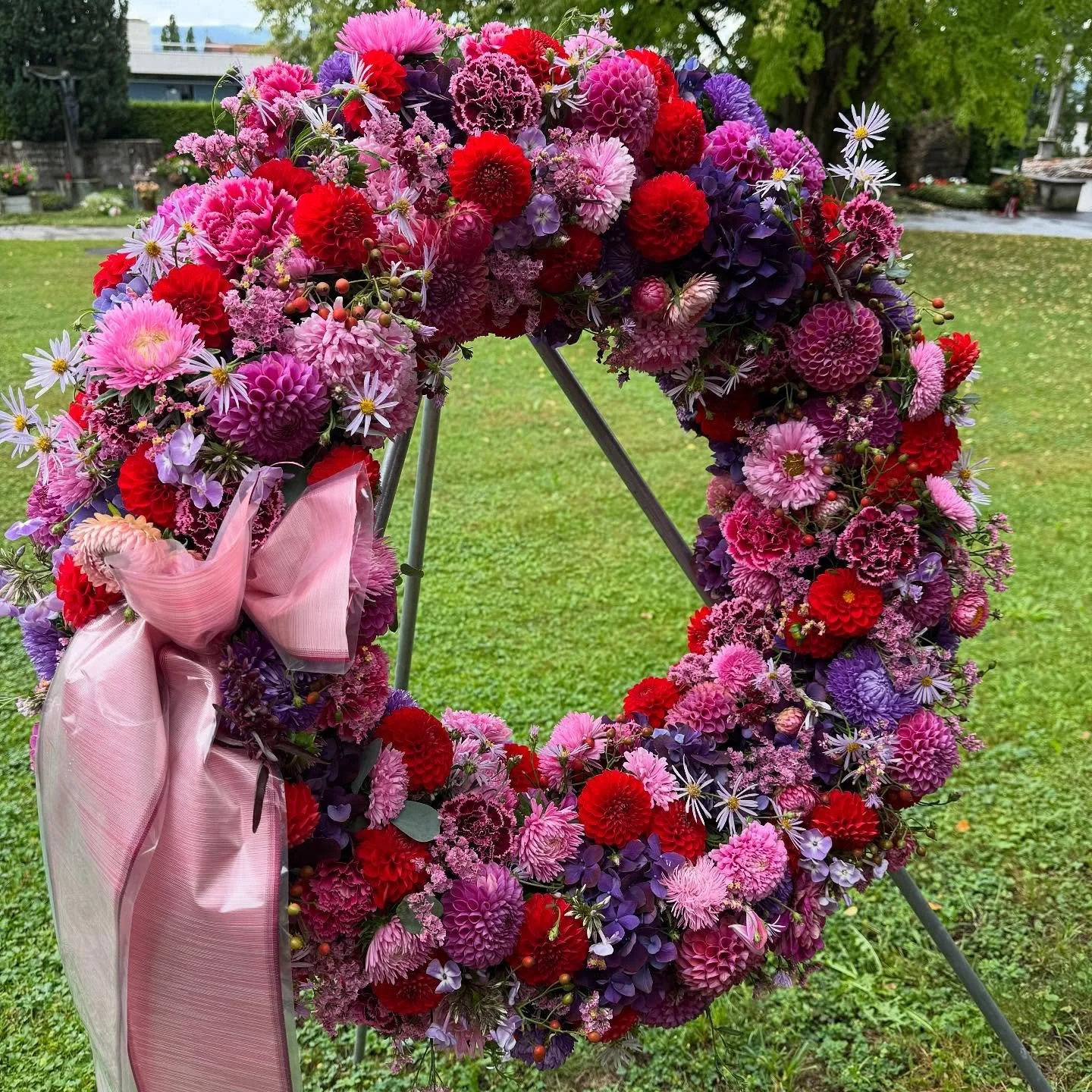 💜&hearts;️

#trauerkranz #blumenzumabschied #flowers #wreath #kranz #abschied #oberwilbeizug #zug #flowershop